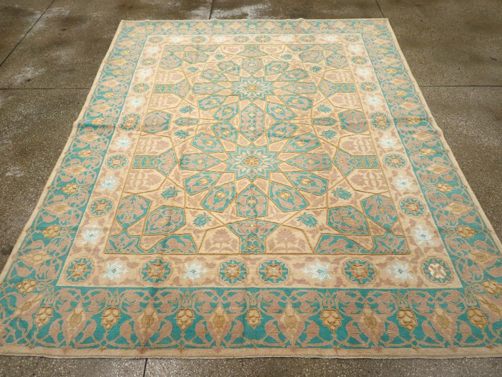 Un antico tappeto indiano di cotone Agra. Il campo giallo chiaro di questo tappeto da laboratorio dell'India settentrionale mostra due medaglioni a dodici lobi intrecciati in stile arabo 