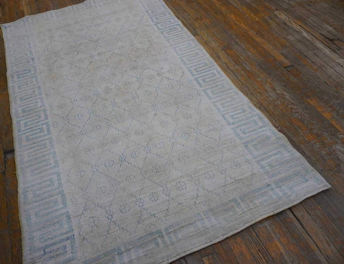 Indischer Agra-Teppich aus Baumwolle des frühen 20. Jahrhunderts ( 4'' x 6''6 - 122 x 198) (Mitte des 20. Jahrhunderts) im Angebot