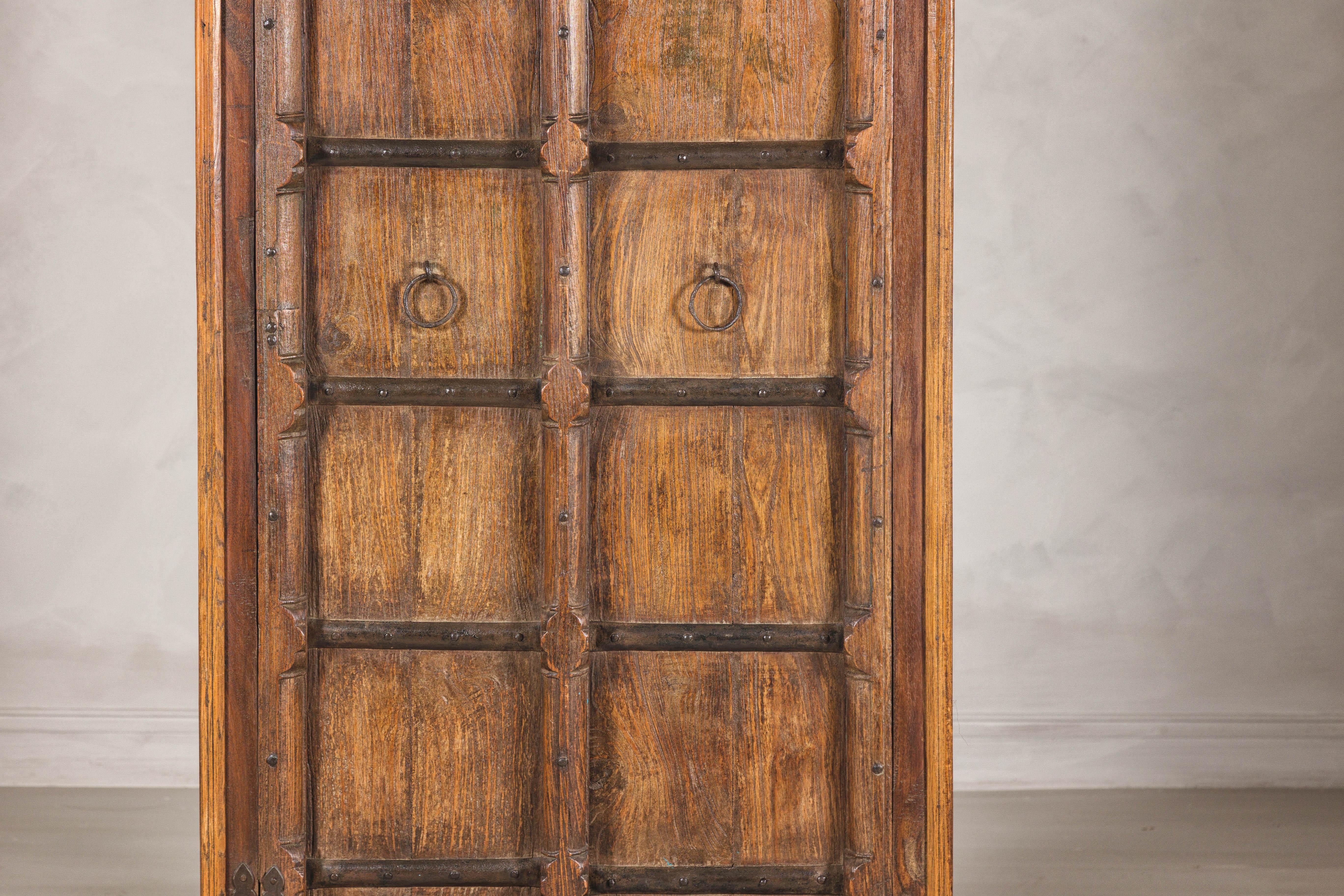 Armadio in legno duro indiano dei primi del Novecento con accenti in ferro e fascino rustico in vendita 3