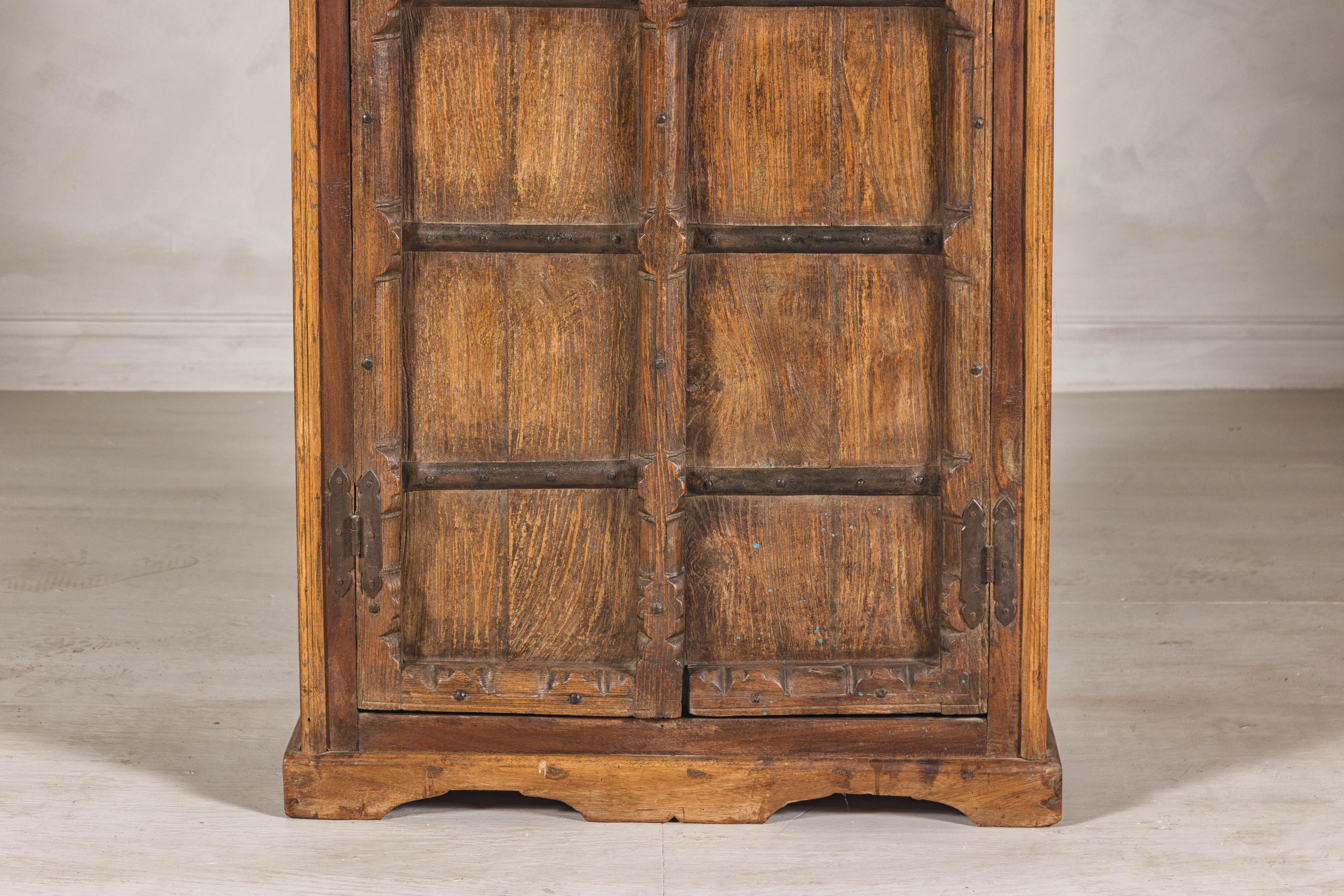 Armadio in legno duro indiano dei primi del Novecento con accenti in ferro e fascino rustico in vendita 4