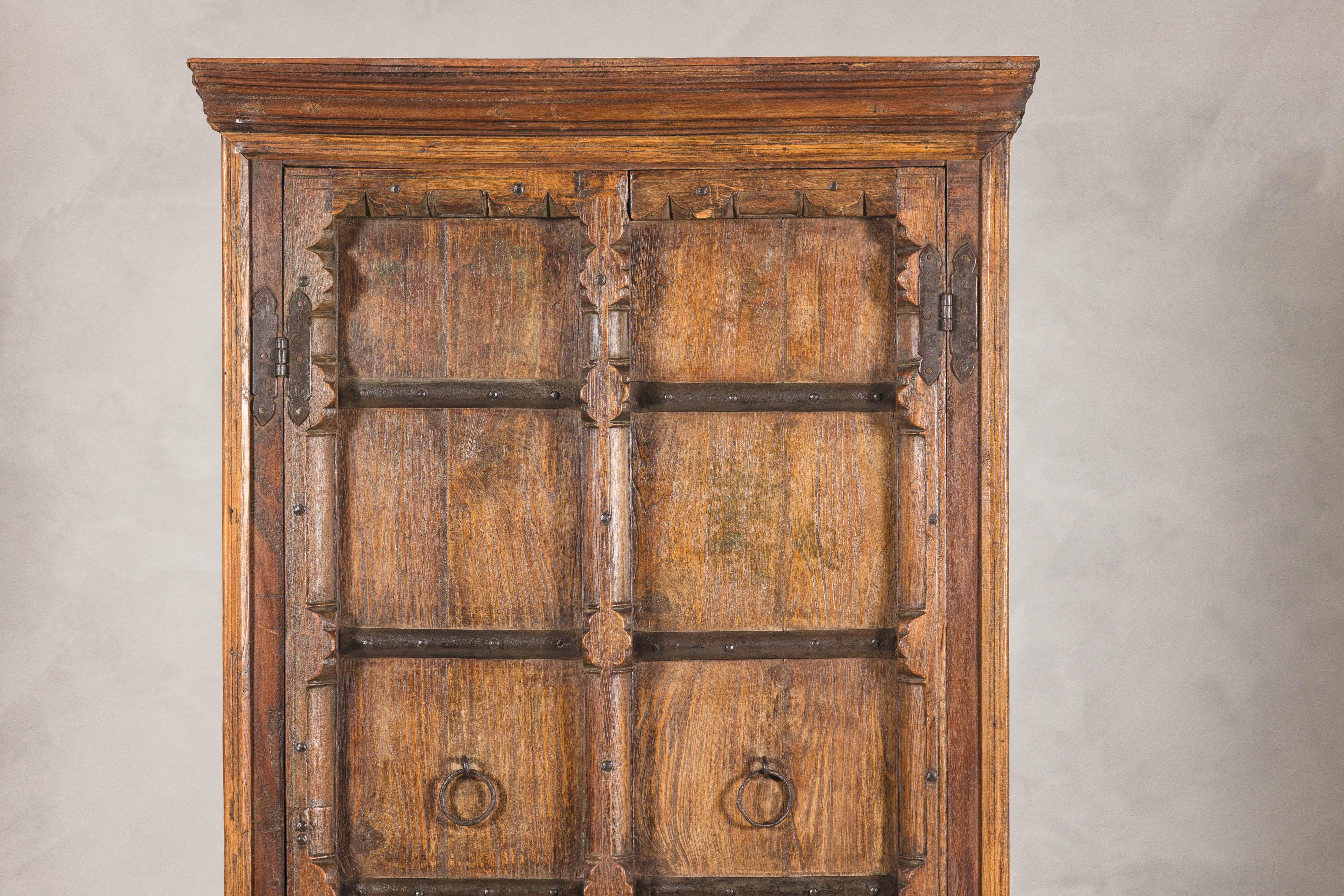 Armadio in legno duro indiano dei primi del Novecento con accenti in ferro e fascino rustico in vendita 5
