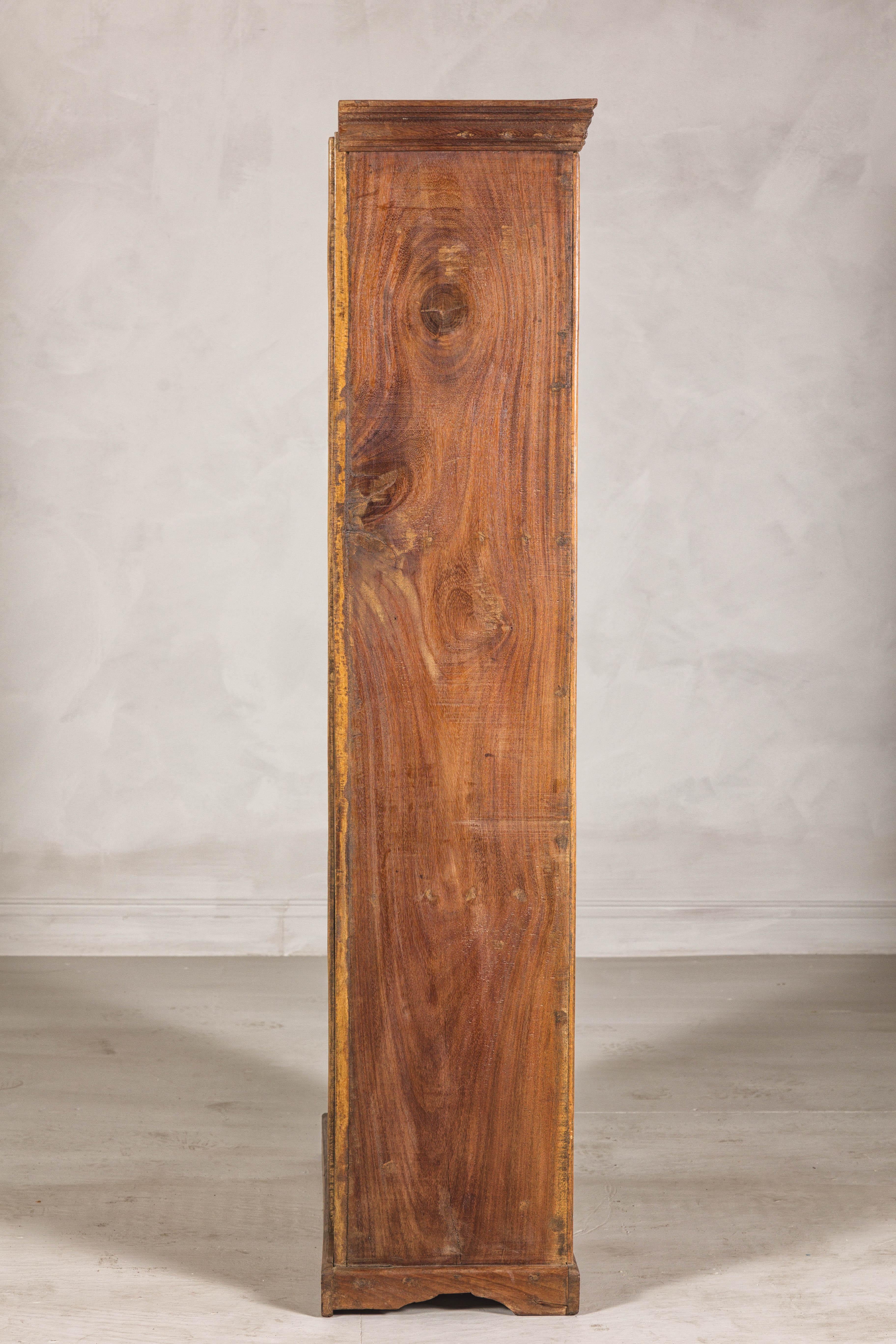 Armadio in legno duro indiano dei primi del Novecento con accenti in ferro e fascino rustico in vendita 6