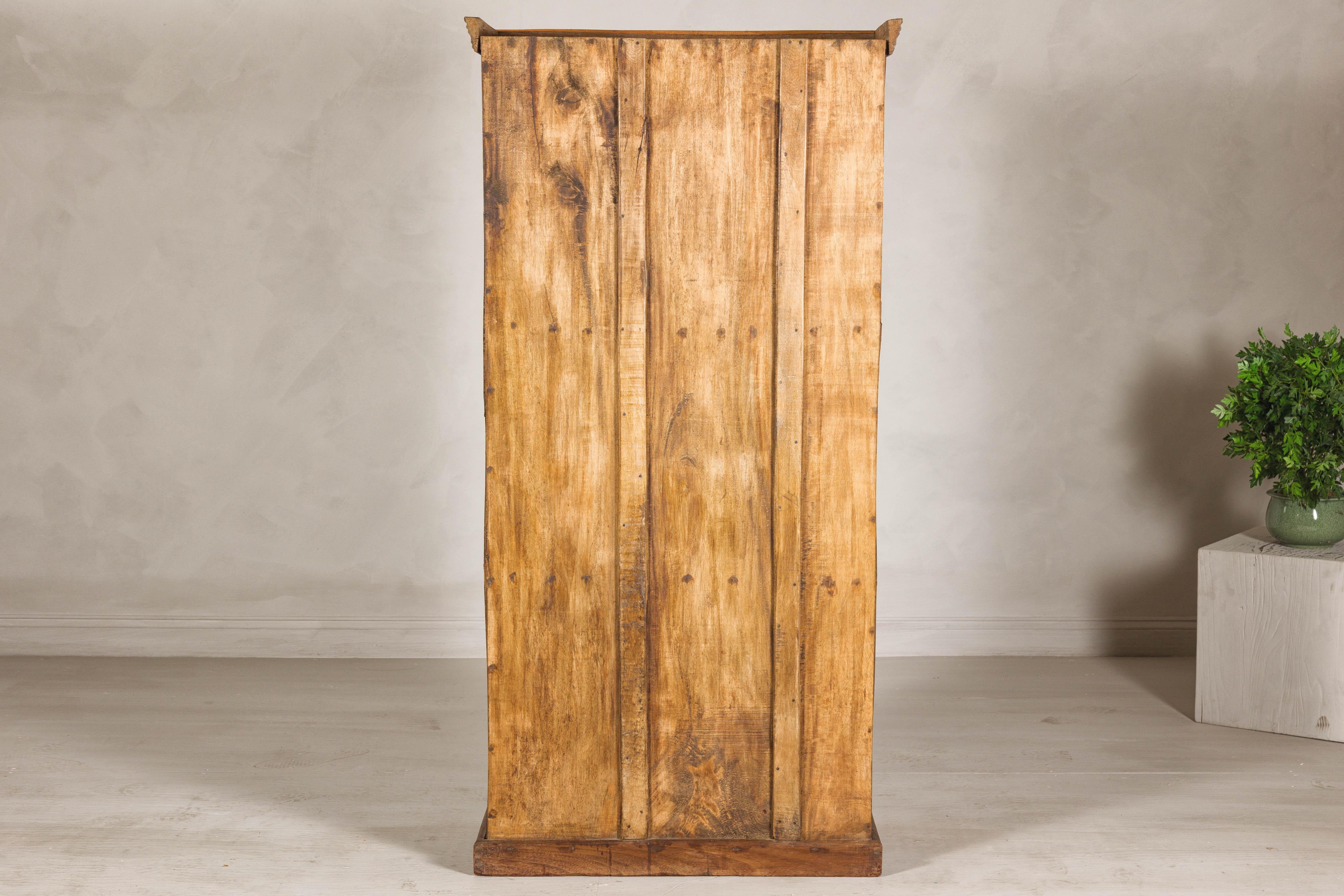 Armadio in legno duro indiano dei primi del Novecento con accenti in ferro e fascino rustico in vendita 8