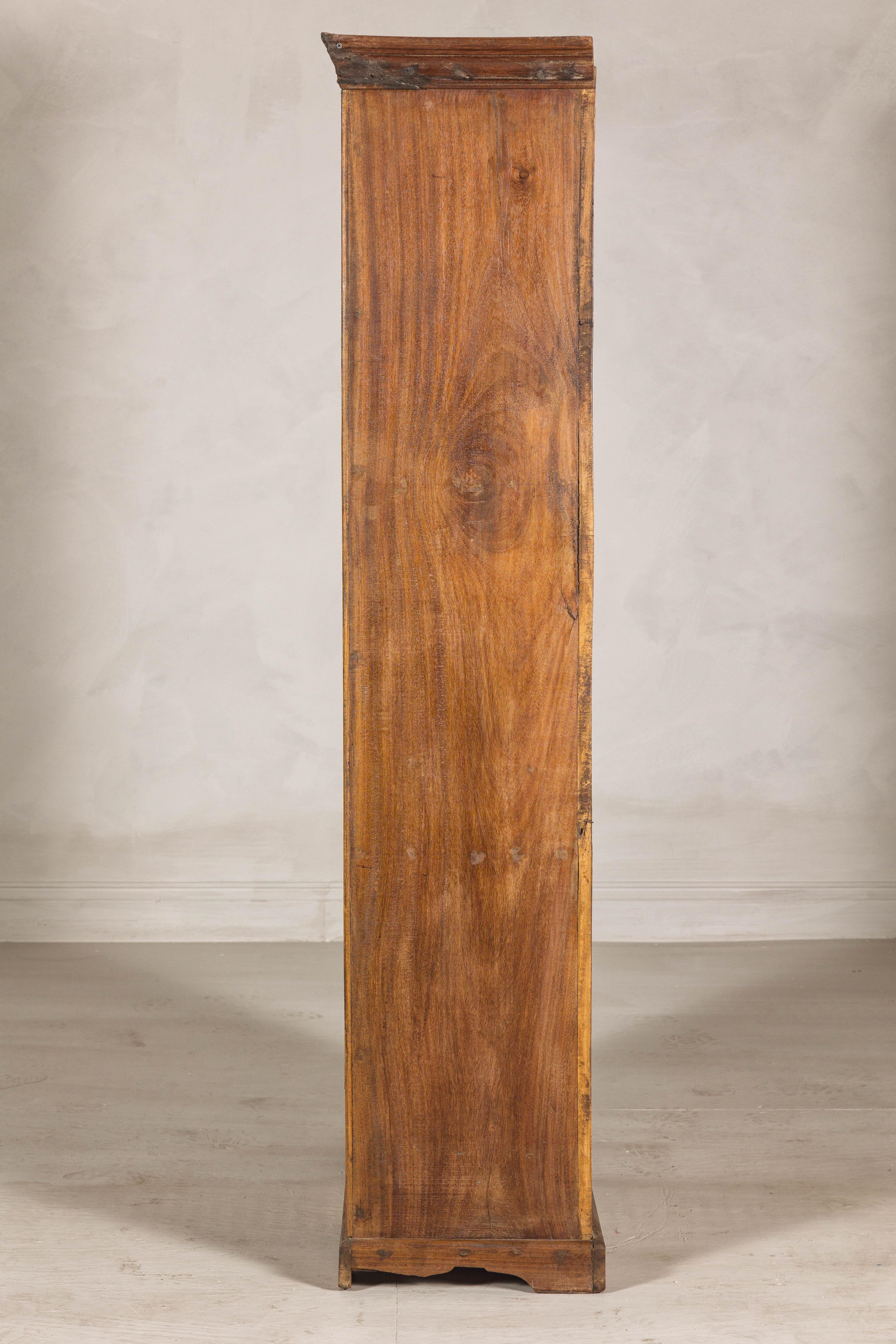 Armadio in legno duro indiano dei primi del Novecento con accenti in ferro e fascino rustico in vendita 9