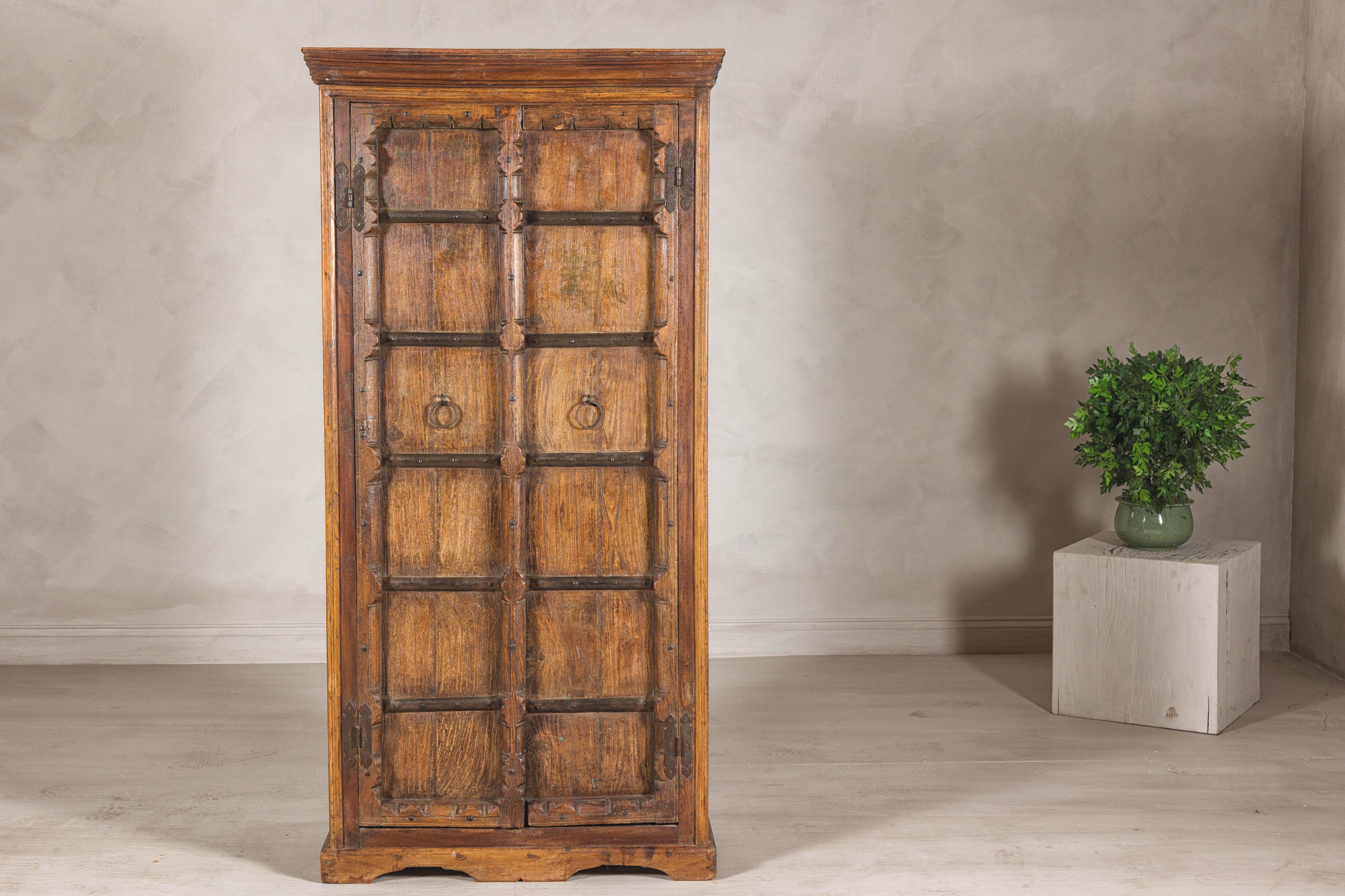 Un mobile indiano in legno duro dell'inizio del XX secolo con accenti in ferro. Realizzato in India all'inizio del XX secolo, questo mobile in legno duro emana un carattere senza tempo e un fascino rustico. La sua struttura robusta presenta una