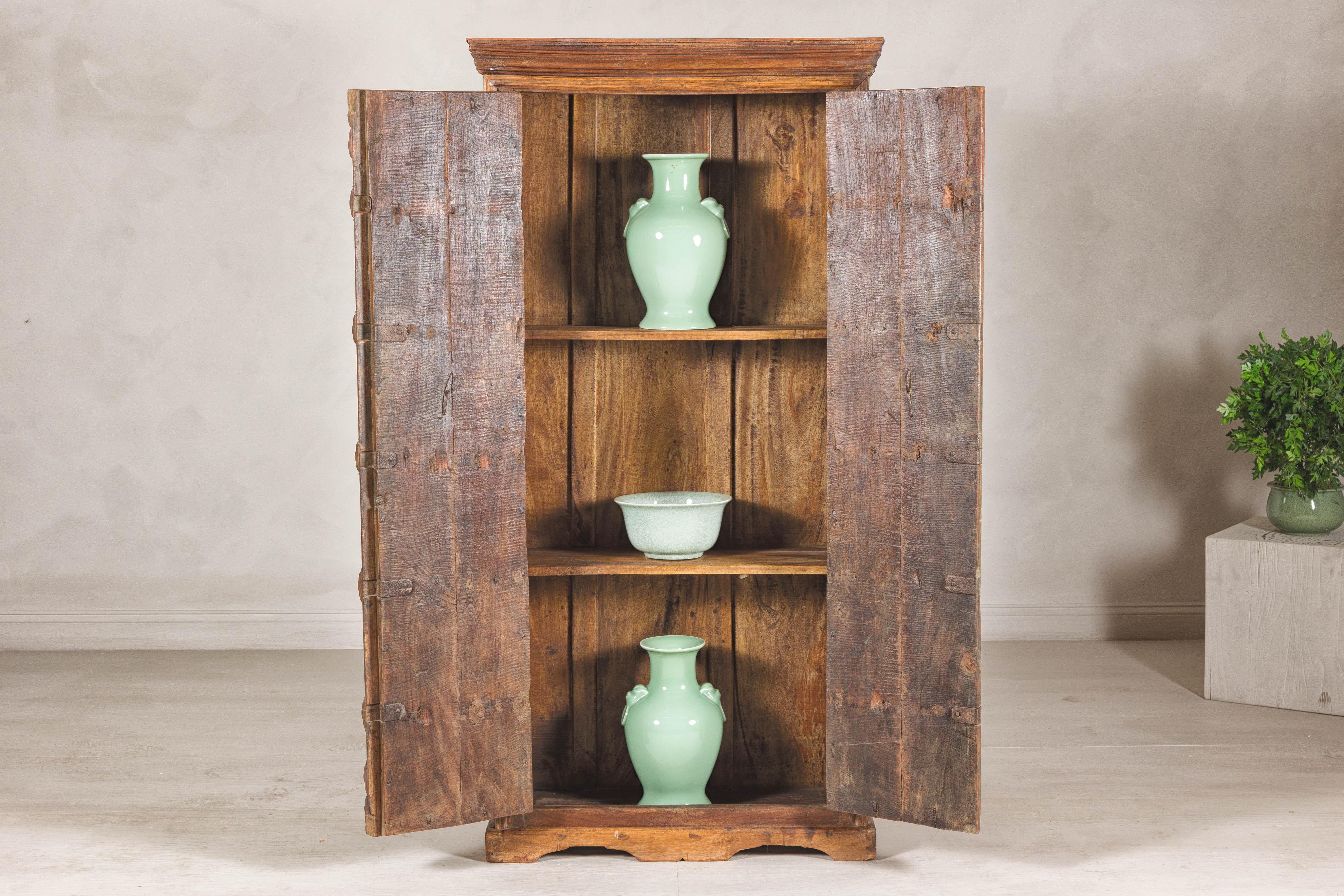 XX secolo Armadio in legno duro indiano dei primi del Novecento con accenti in ferro e fascino rustico in vendita