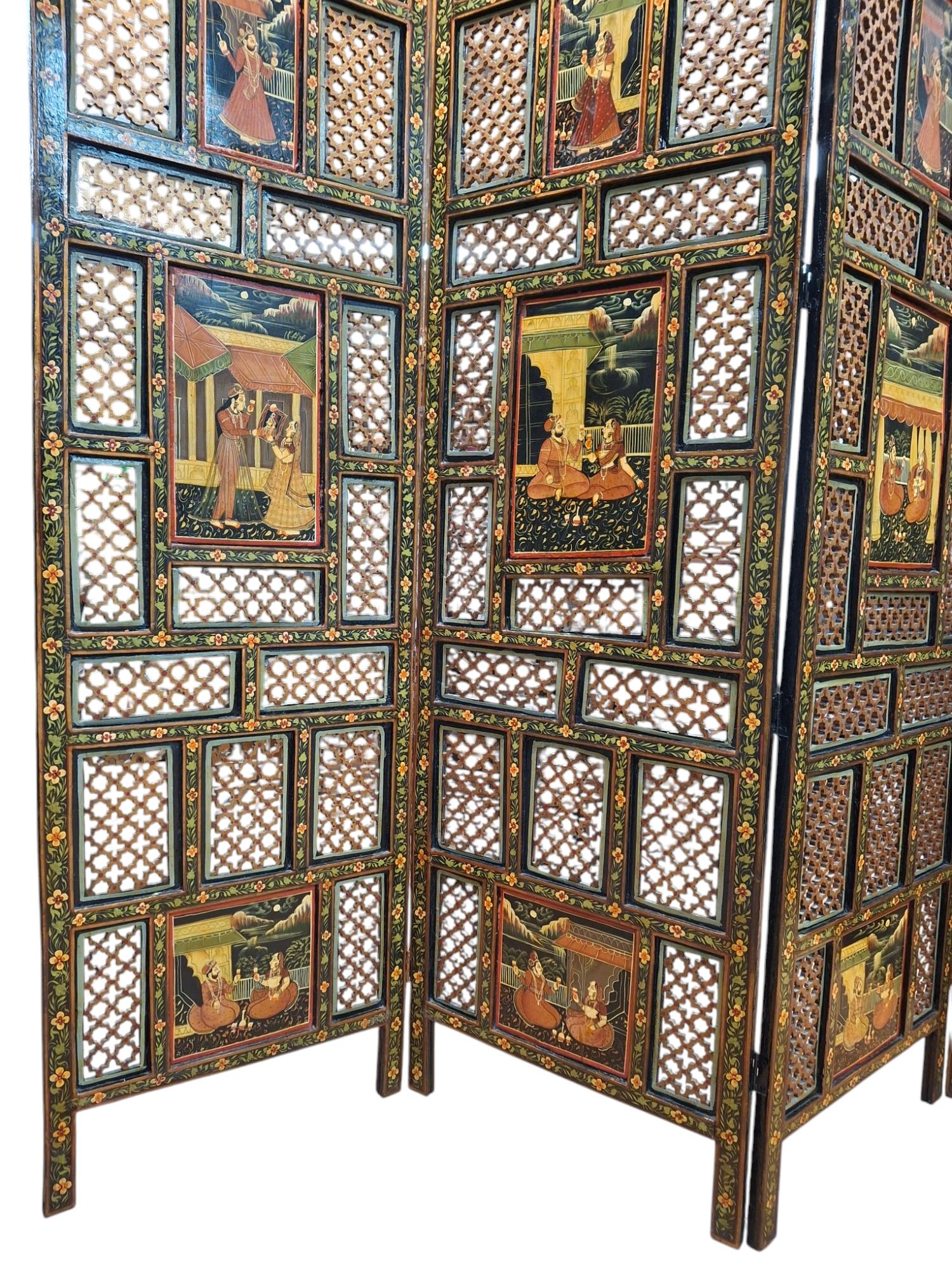 Indischer polychromer Raumteiler mit vier Tafeln aus dem frühen 20. Jahrhundert (Teakholz) im Angebot