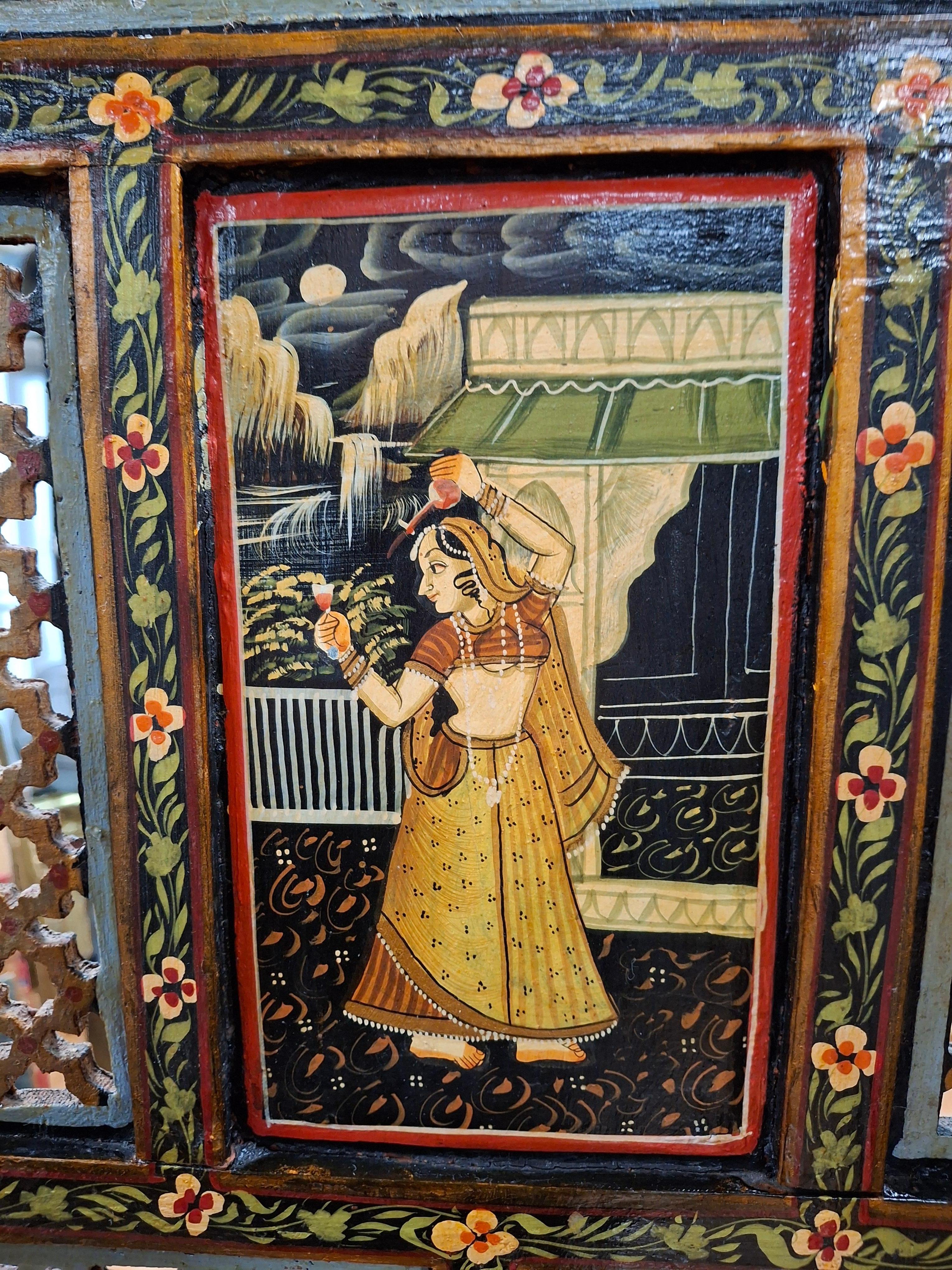 Indischer polychromer Raumteiler mit vier Tafeln aus dem frühen 20. Jahrhundert im Angebot 7