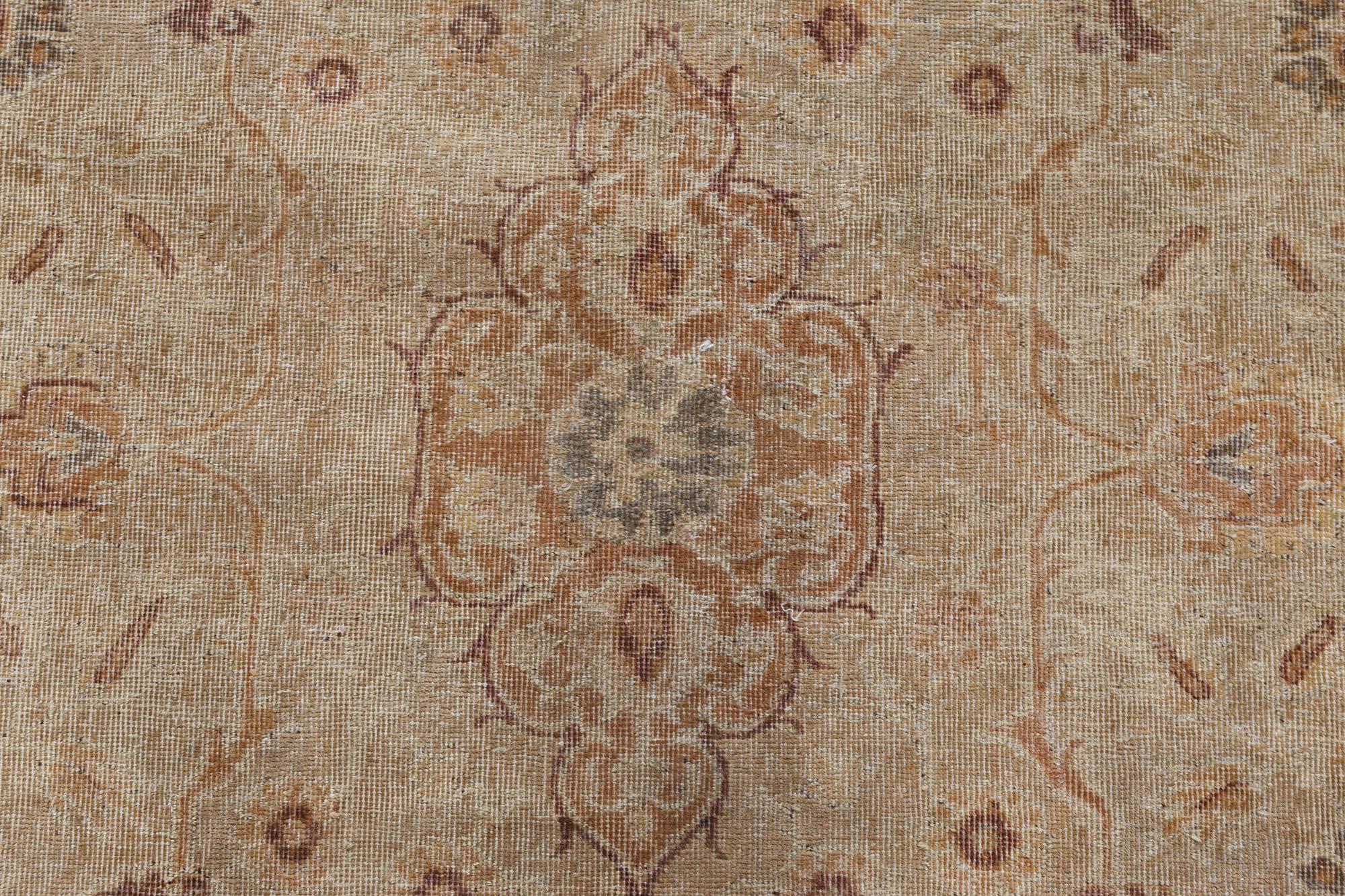 Early 20th Century Indian Handmade Wool Rug In Good Condition For Sale In New York, NY