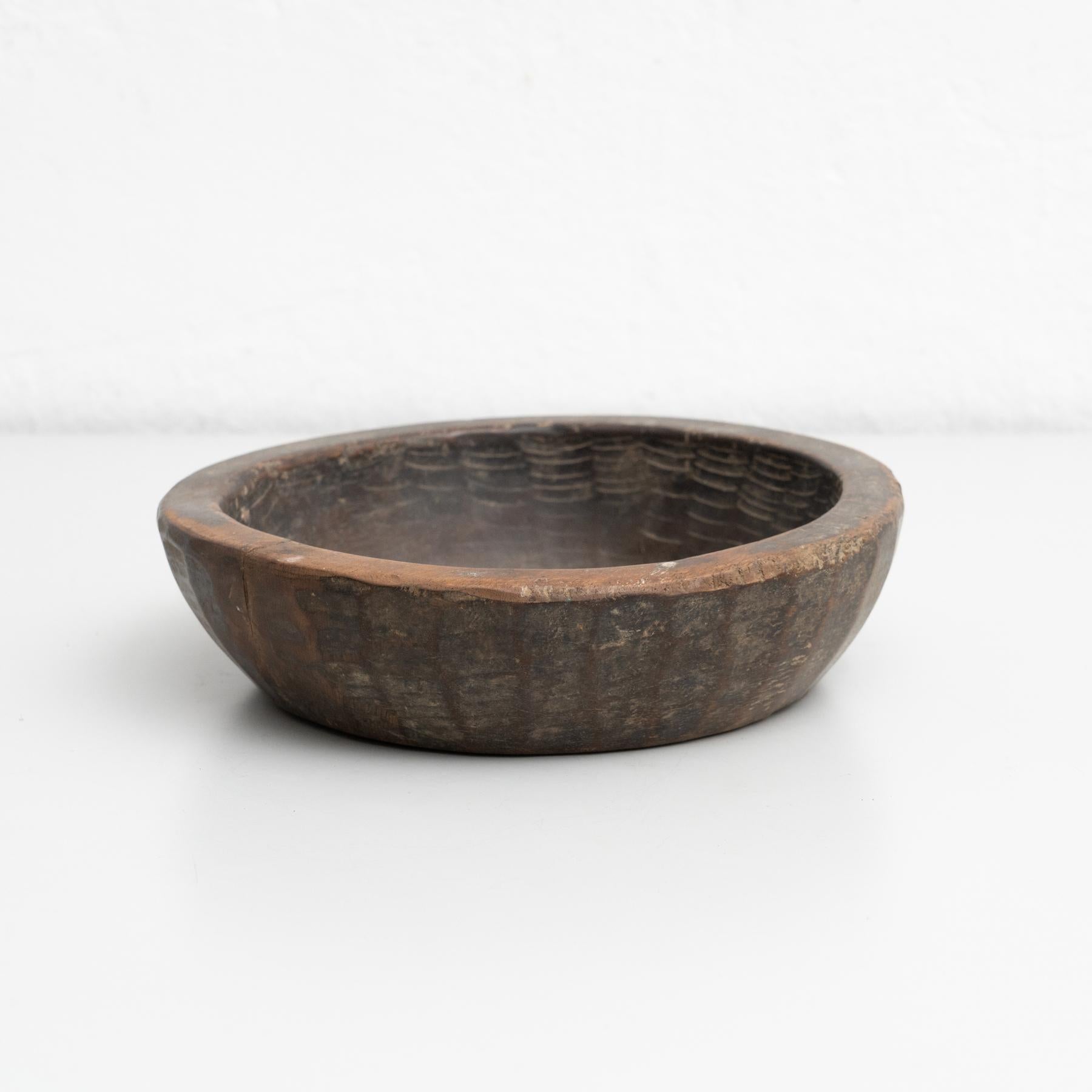 Piatto in legno fatto a mano in stile asiatico tradizionale.    Realizzato da un produttore sconosciuto in India, intorno al XX secolo.    In condizioni originali, con lievi usure dovute all'età e all'uso, che conservano una bella patina.   