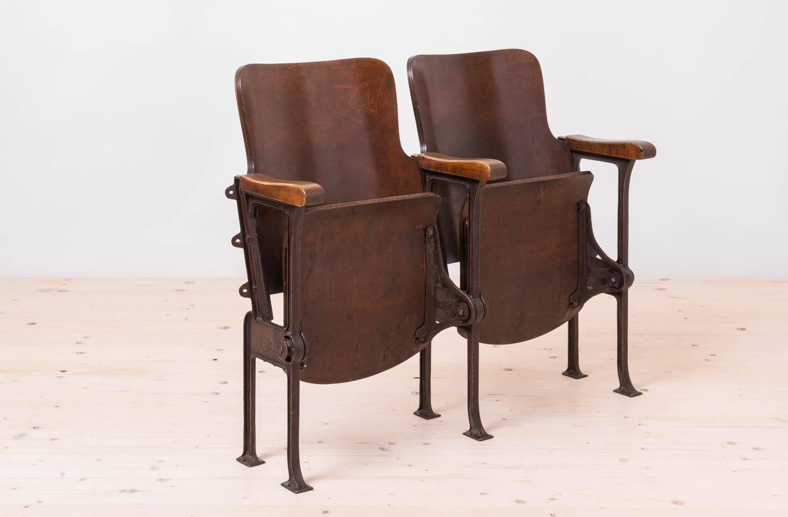 Asiento de biblioteca industrial plegable doble de principios del siglo XX, hierro fundido, madera curvada Industrial