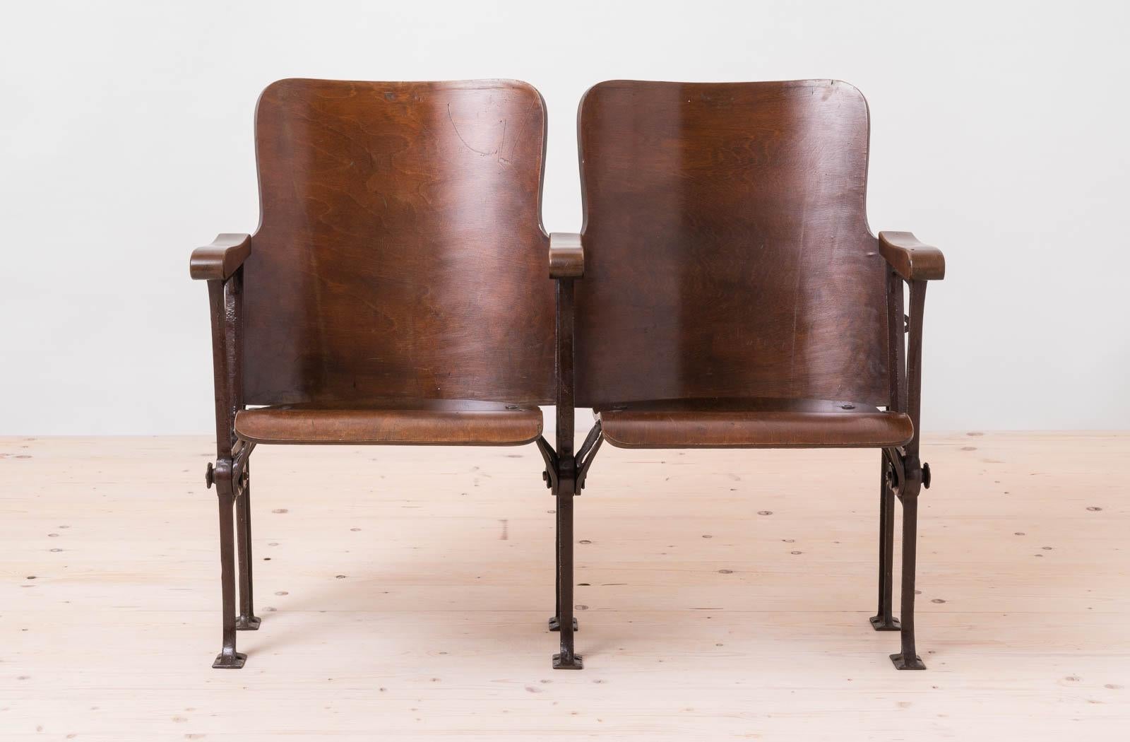 Asiento de biblioteca industrial plegable doble de principios del siglo XX, hierro fundido, madera curvada Hierro
