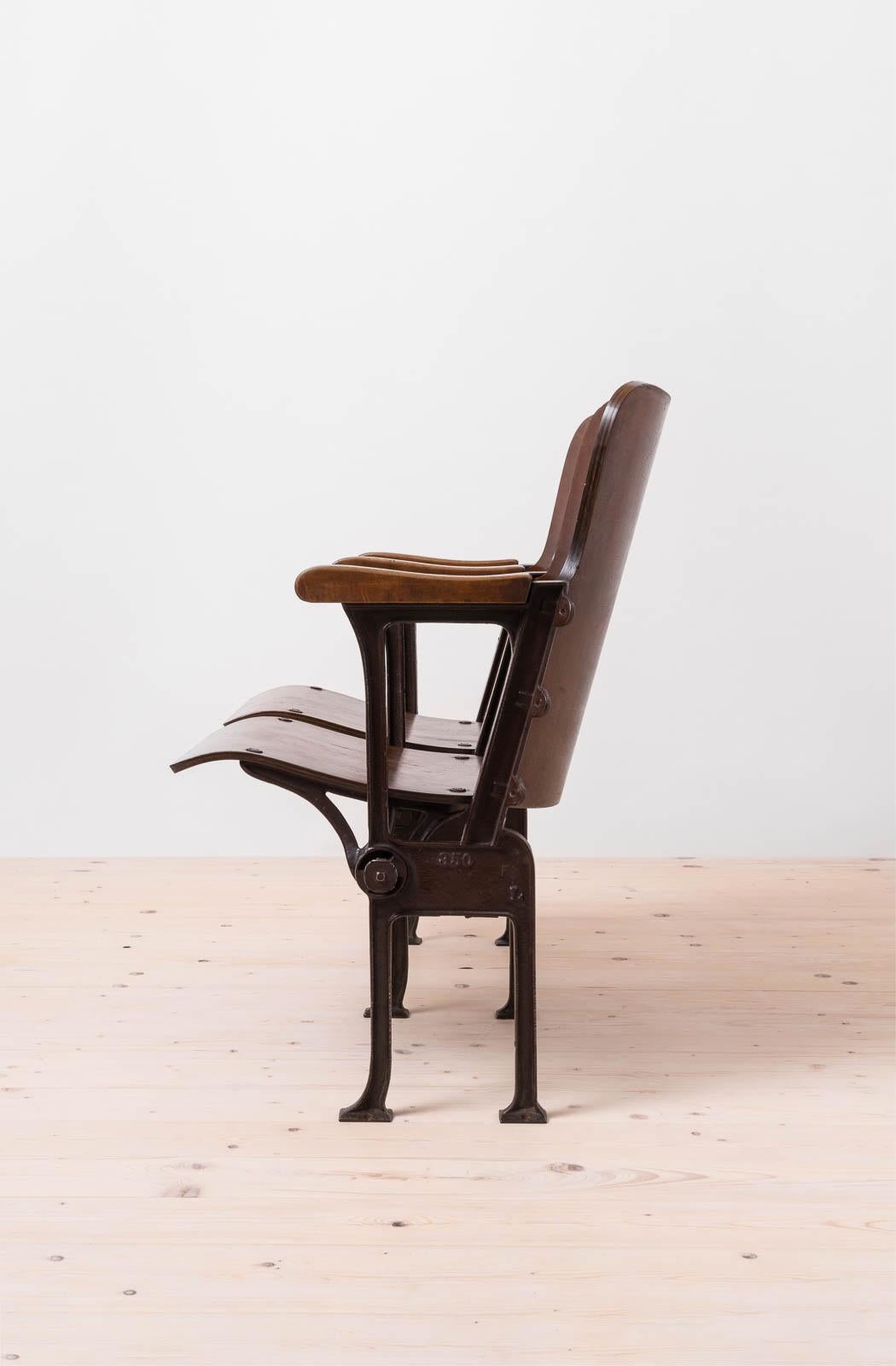 Asiento de biblioteca industrial plegable doble de principios del siglo XX, hierro fundido, madera curvada 3