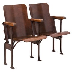 Asiento de biblioteca industrial plegable doble de principios del siglo XX, hierro fundido, madera curvada