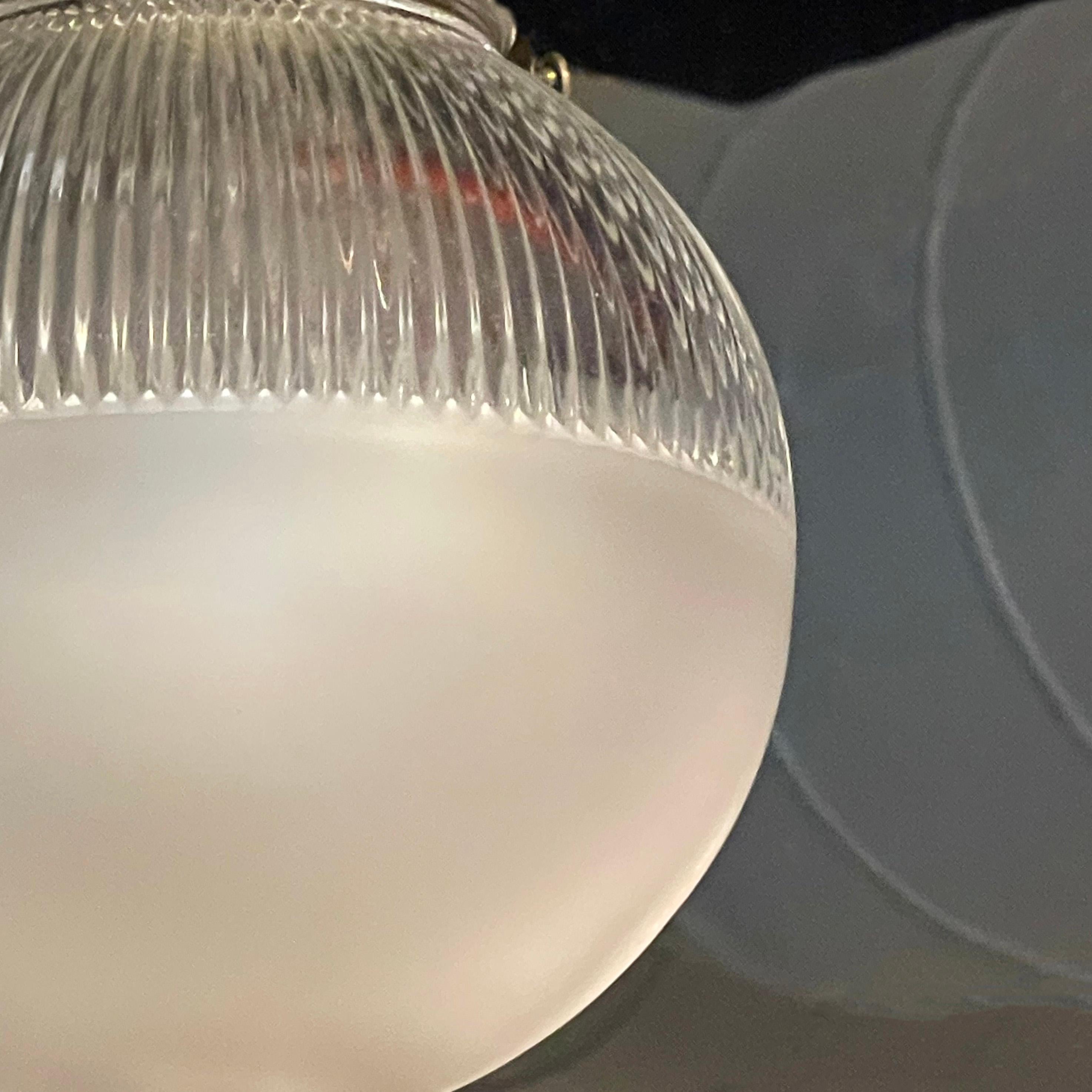 Lampada a sospensione industriale a globo di Holophane smerigliato dei primi del Novecento In condizioni buone in vendita a Brooklyn, NY