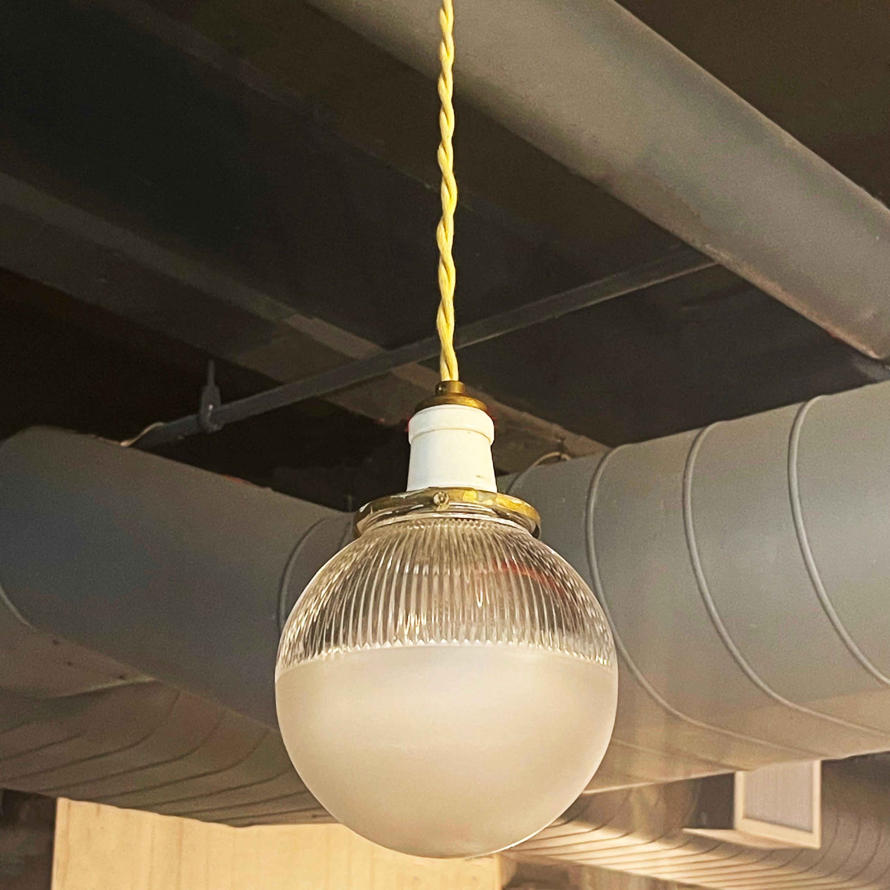 XX secolo Lampada a sospensione industriale a globo di Holophane smerigliato dei primi del Novecento in vendita