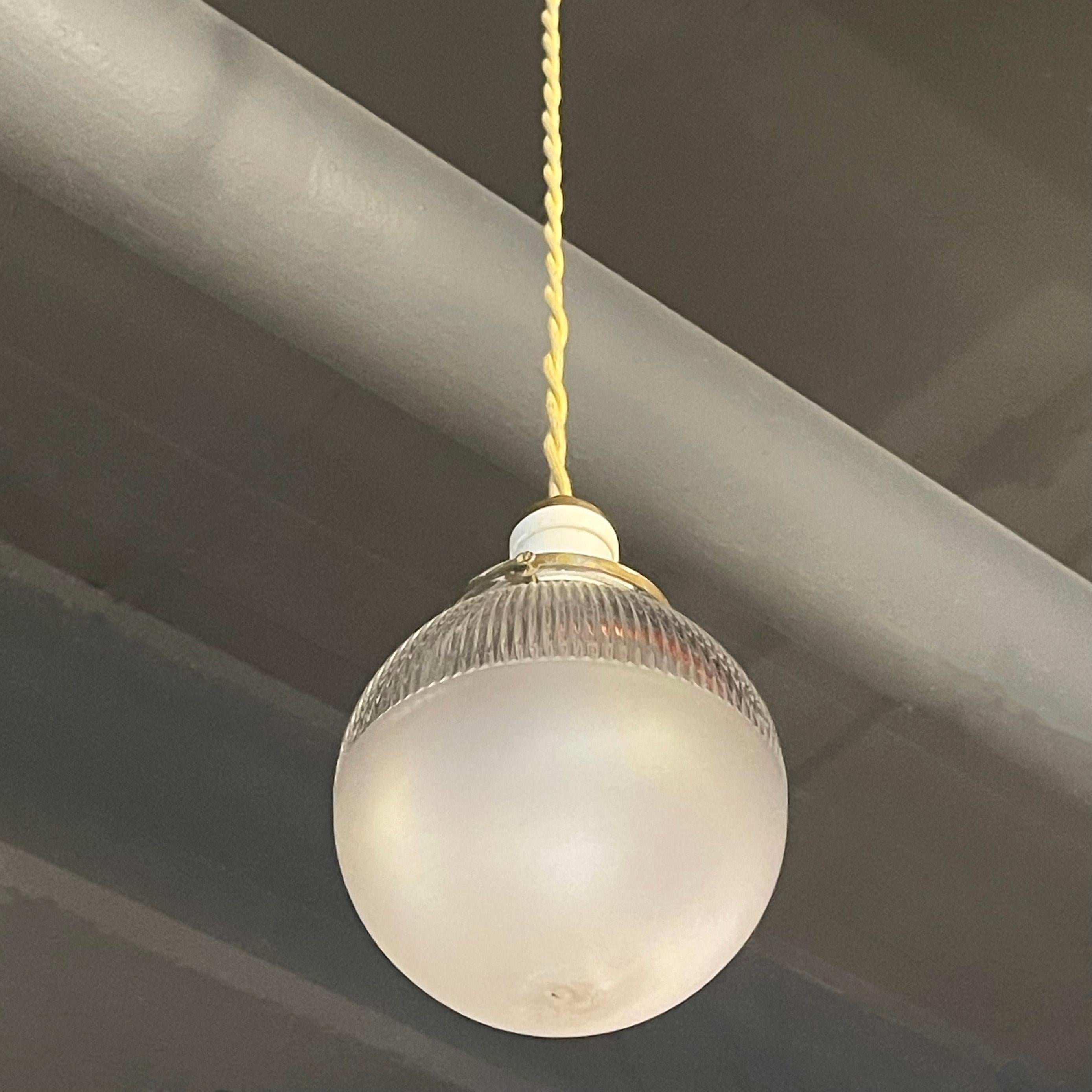 Ottone Lampada a sospensione industriale a globo di Holophane smerigliato dei primi del Novecento in vendita
