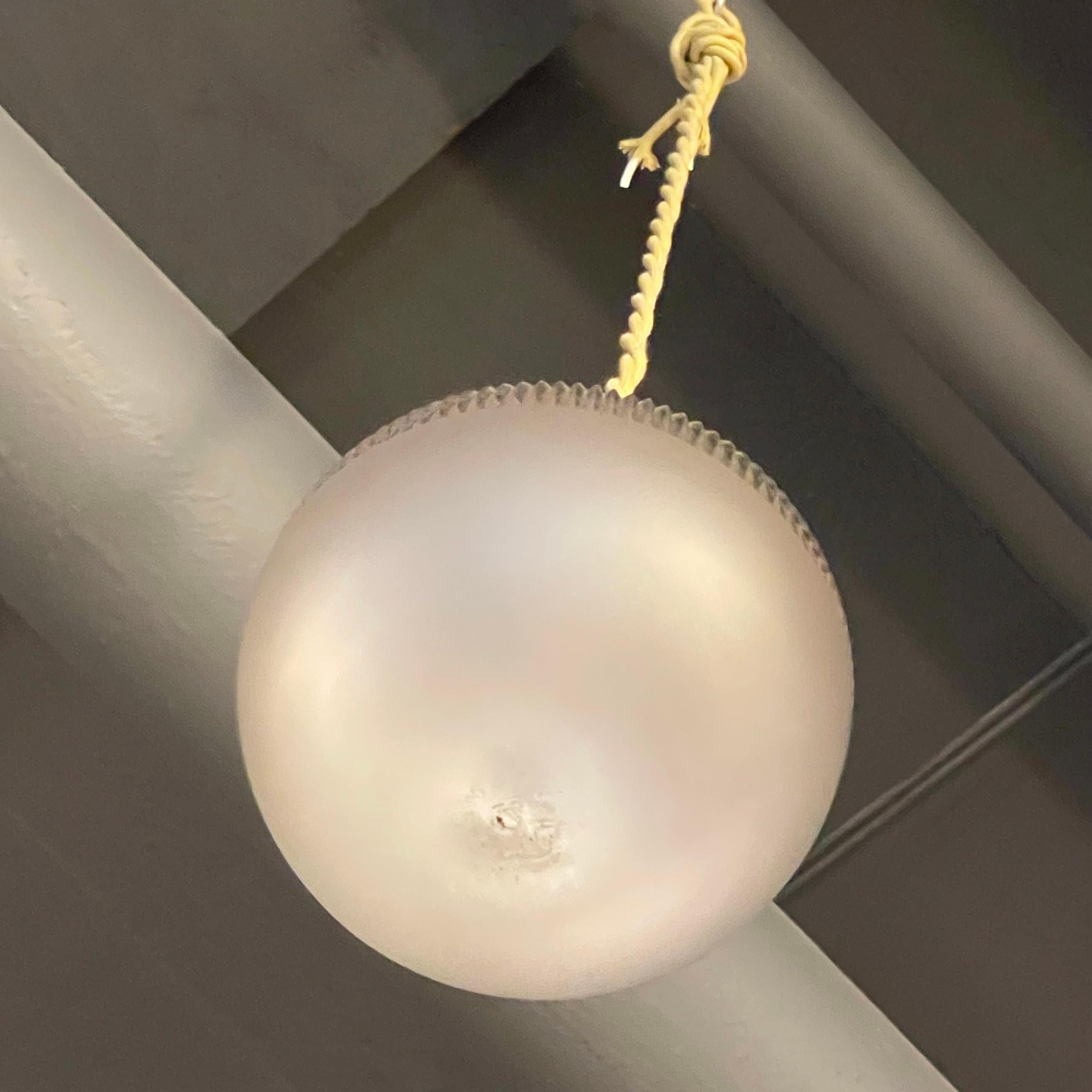 Lampada a sospensione industriale a globo di Holophane smerigliato dei primi del Novecento in vendita 1