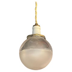 Lampada a sospensione industriale a globo di Holophane smerigliato dei primi del Novecento