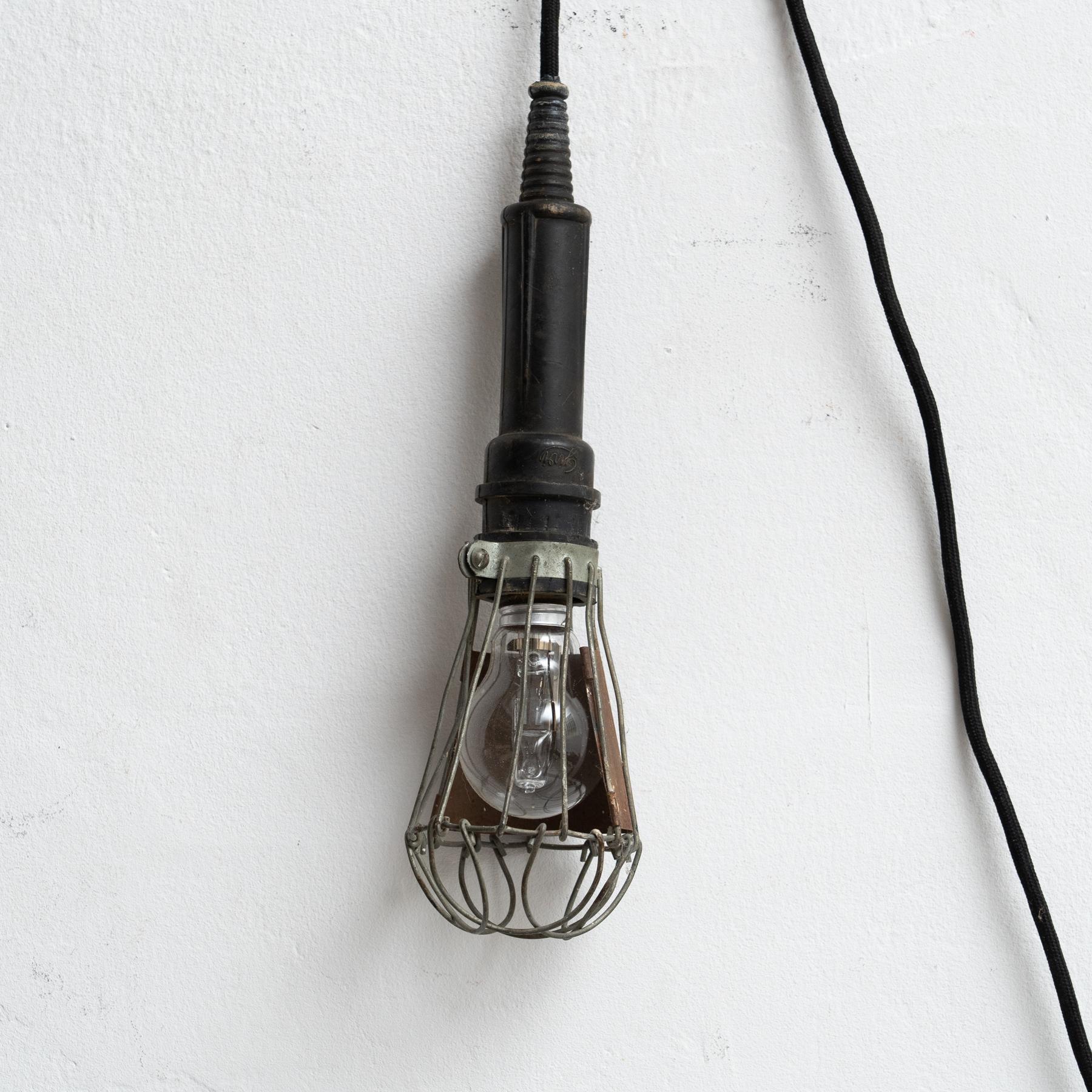 Lampe industrielle du début du 20e siècle - France, Circa 1940

Cette lampe industrielle du début du XXe siècle, fabriquée en France vers 1940, est une pièce remarquable qui incarne le charme du design vintage. Avec une riche patine et une usure