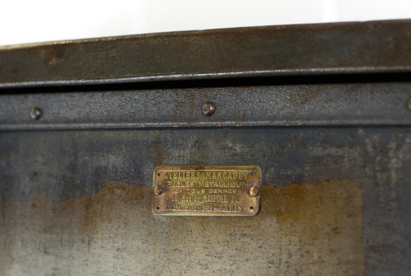 Casiers industriels du début du 20e siècle par les Ateliers Marcadet Paris

- Fabriqué en acier et riveté à chaud
- Insigne de fabricant original en laiton
- 3 compartiments avec chacun une étagère de rangement et plusieurs points de