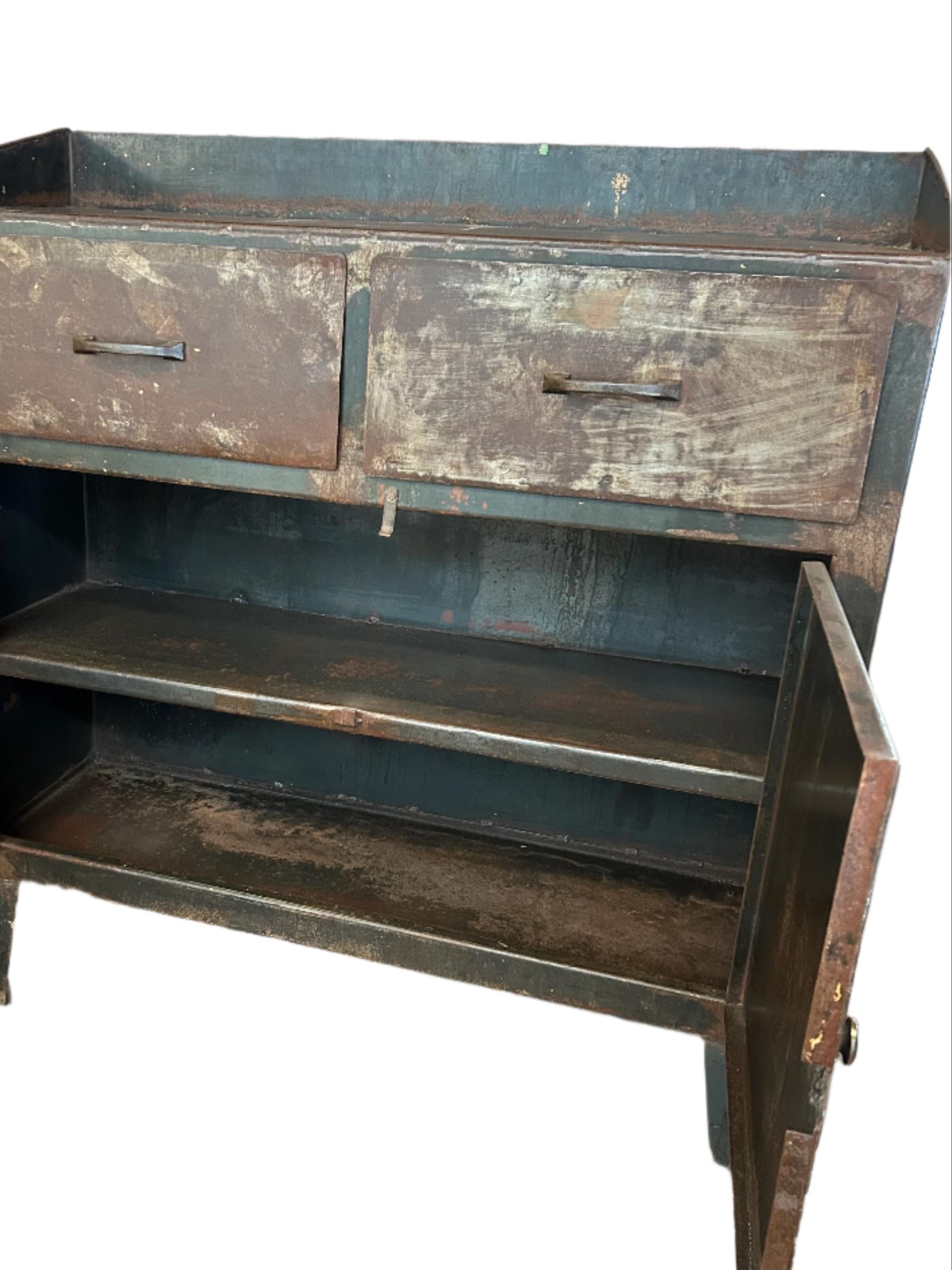 Americano Conigliera industriale in metallo dei primi del '900 con patina in vendita