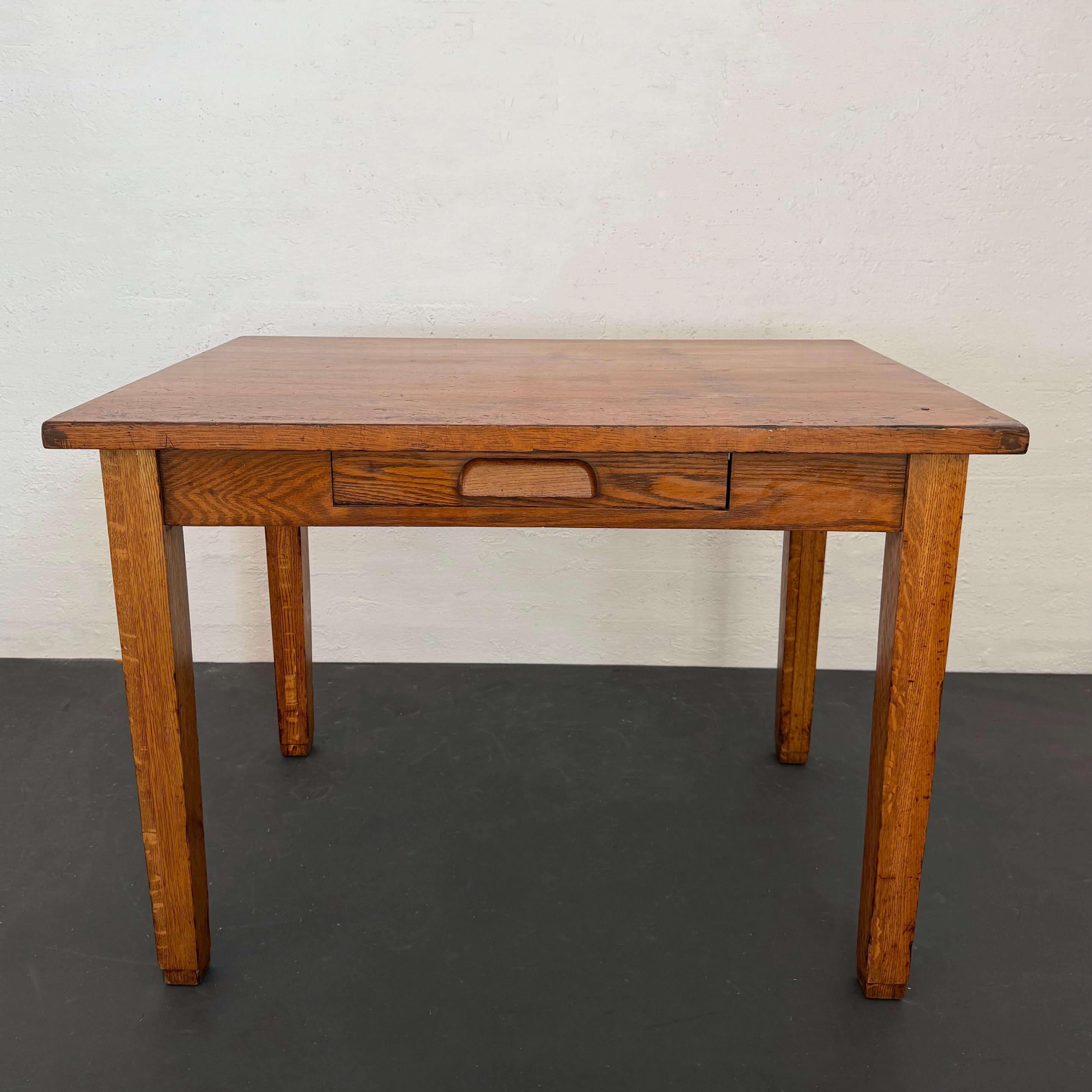 Bureau de bibliothèque industriel en Oak du début du 20e siècle Bon état - En vente à Brooklyn, NY