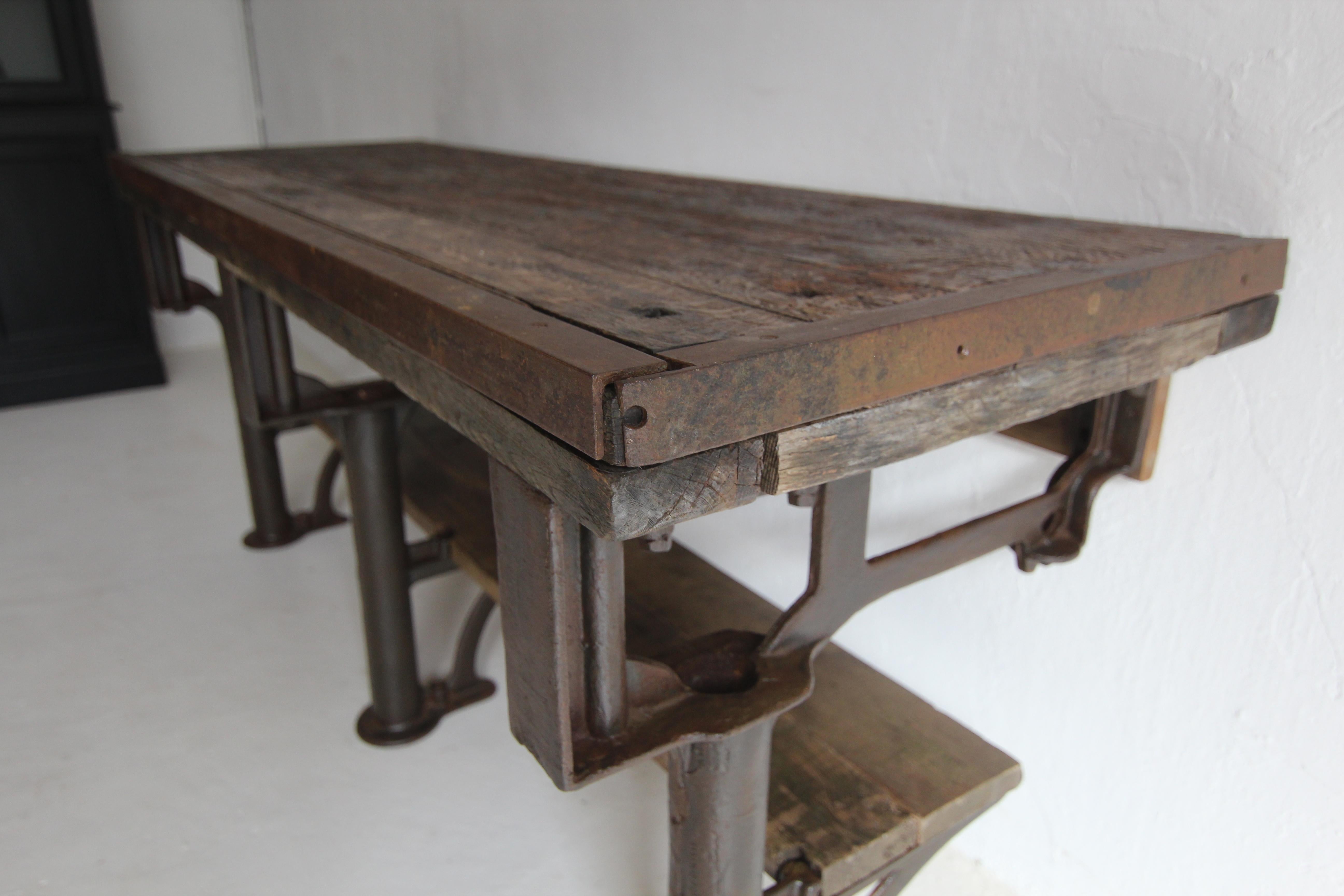 Tavolo da lavoro industriale Wabi Sabi in ghisa e Wood dei primi del Novecento in vendita 9