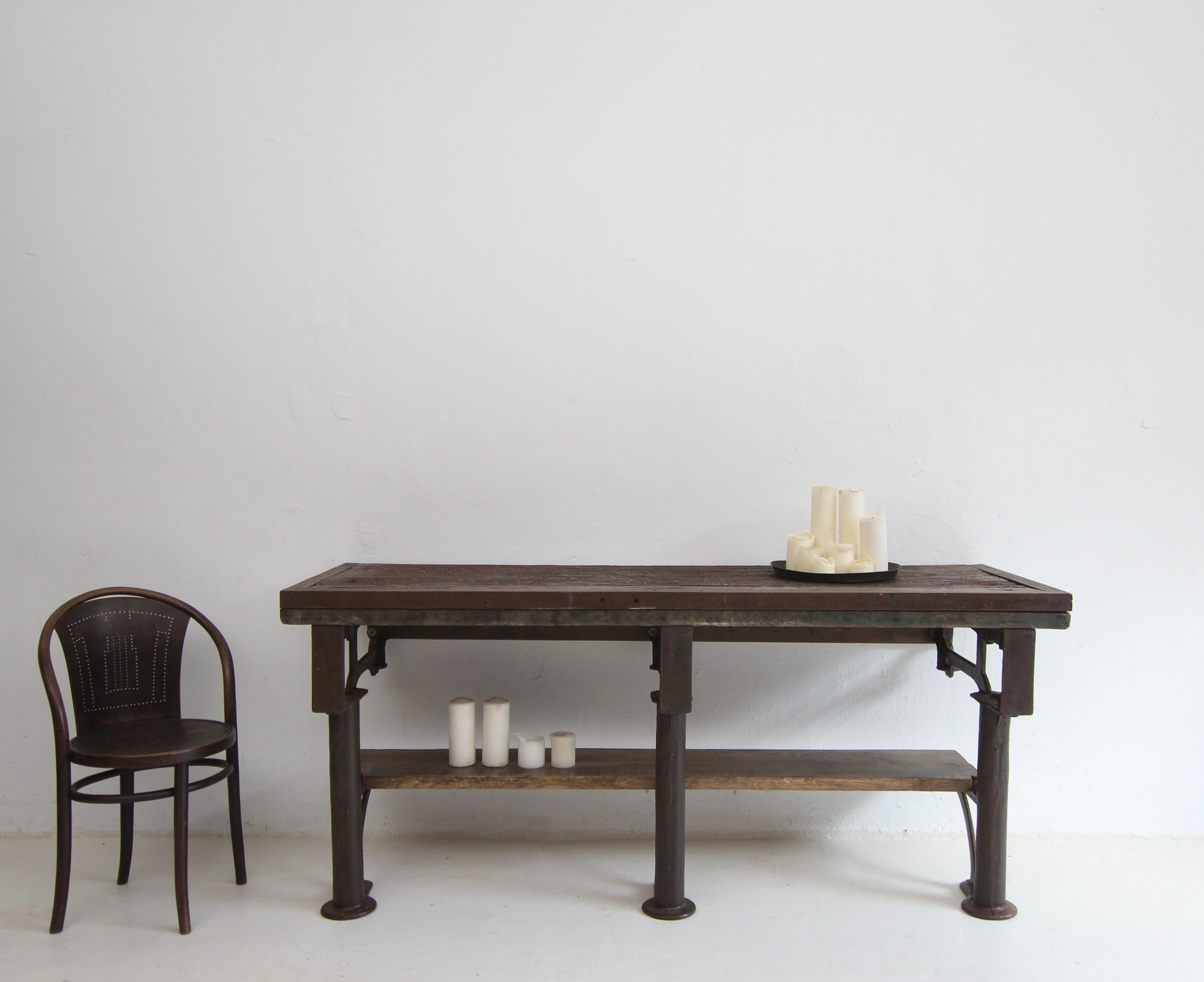 Banco da lavoro industriale dell'inizio del XX secolo. Realizzato in legno e ghisa con un'eccezionale patina originale.

Un mobile unico, perfetto come consolle, come lavabo o come espositore in uno spazio commerciale.

Poggia su 3 solide gambe in