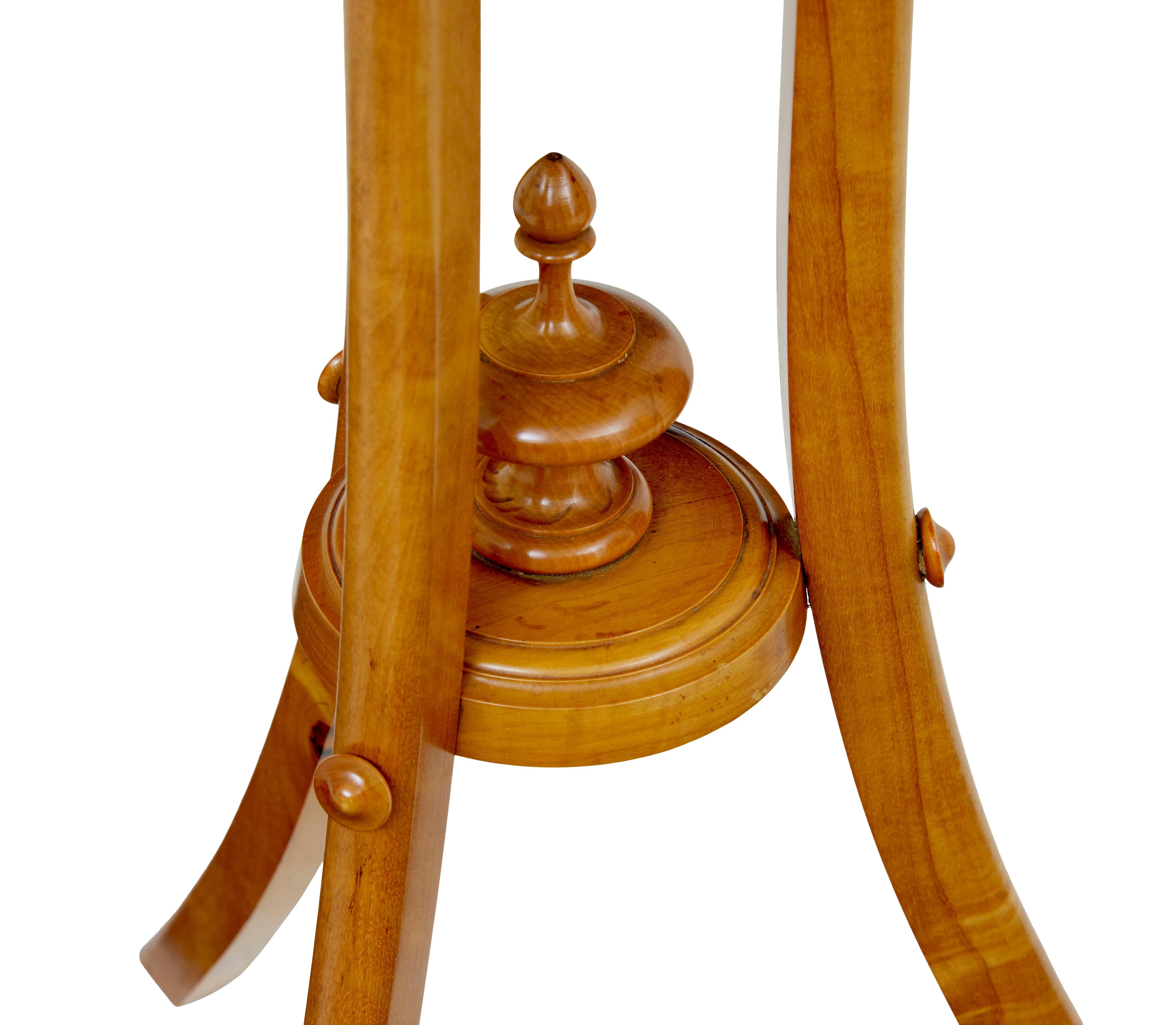 Early 20th century inlaid birch octagonal occasional table In Good Condition For Sale In Debenham, Suffolk
