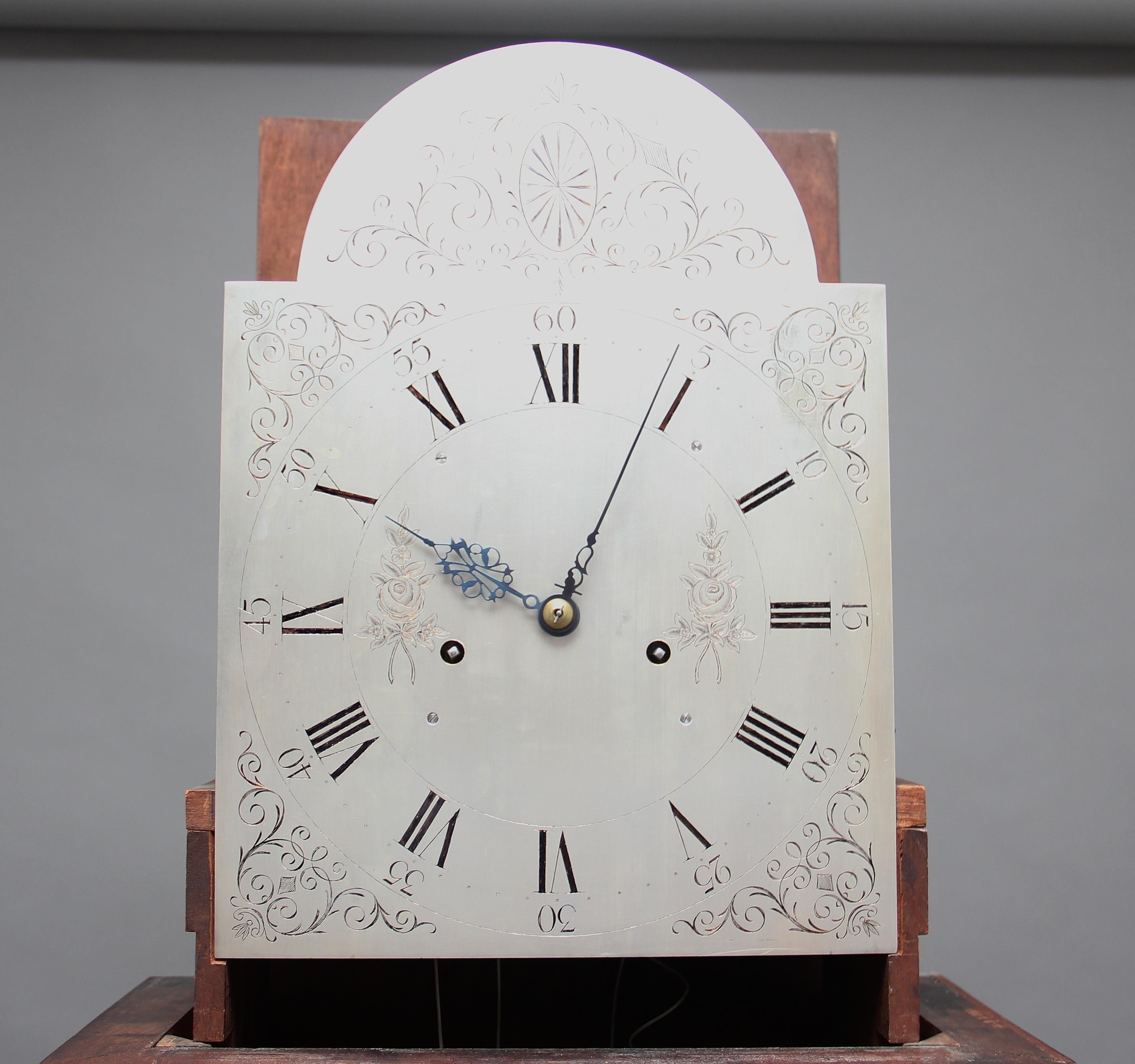 Anglais Horloge à long boîtier en acajou marqueté du début du 20e siècle en vente