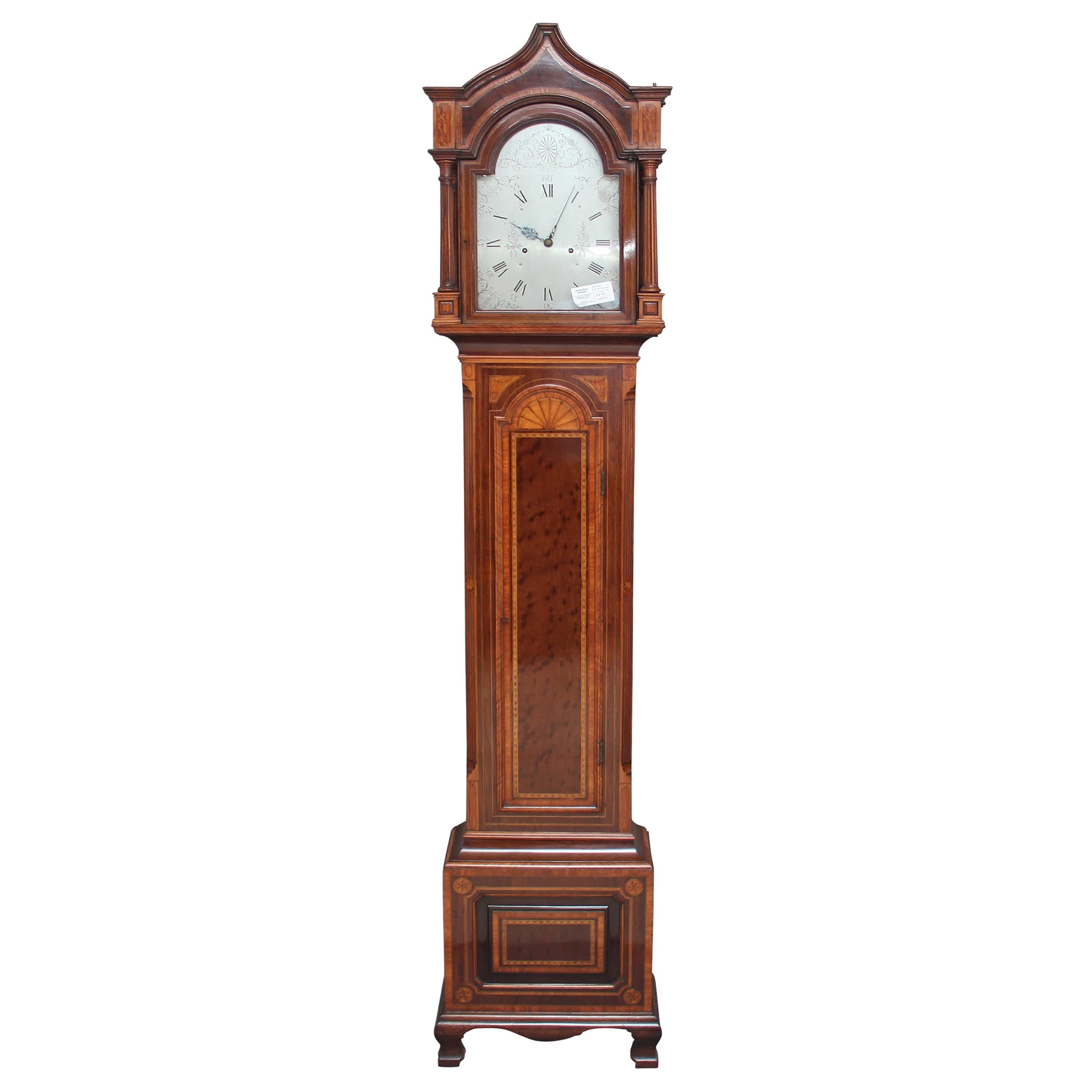Horloge à long boîtier en acajou marqueté du début du 20e siècle en vente