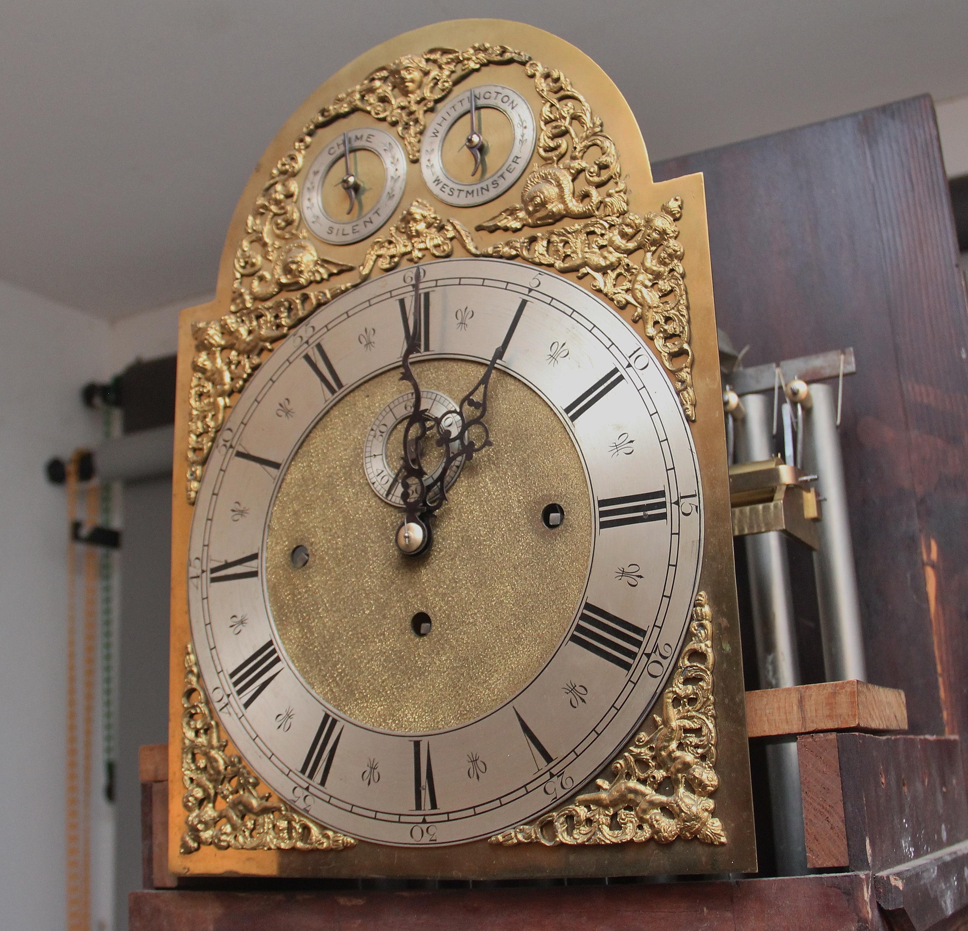 Horloge musicale de salon en acajou marqueté du début du 20e siècle en vente 3