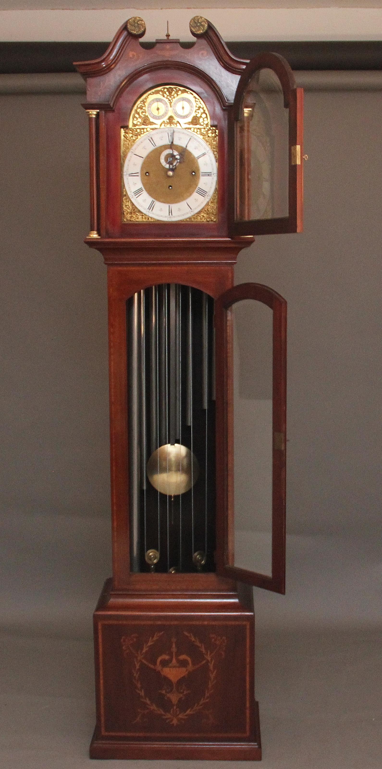 Pendule de longue durée de l'époque édouardienne en acajou marqueté, avec un mouvement de huit jours sonnant sur neuf gongs tubulaires gradués, le cadran arqué peut être réglé sur silencieux ou sur l'option de deux carillons musicaux, Whittington ou