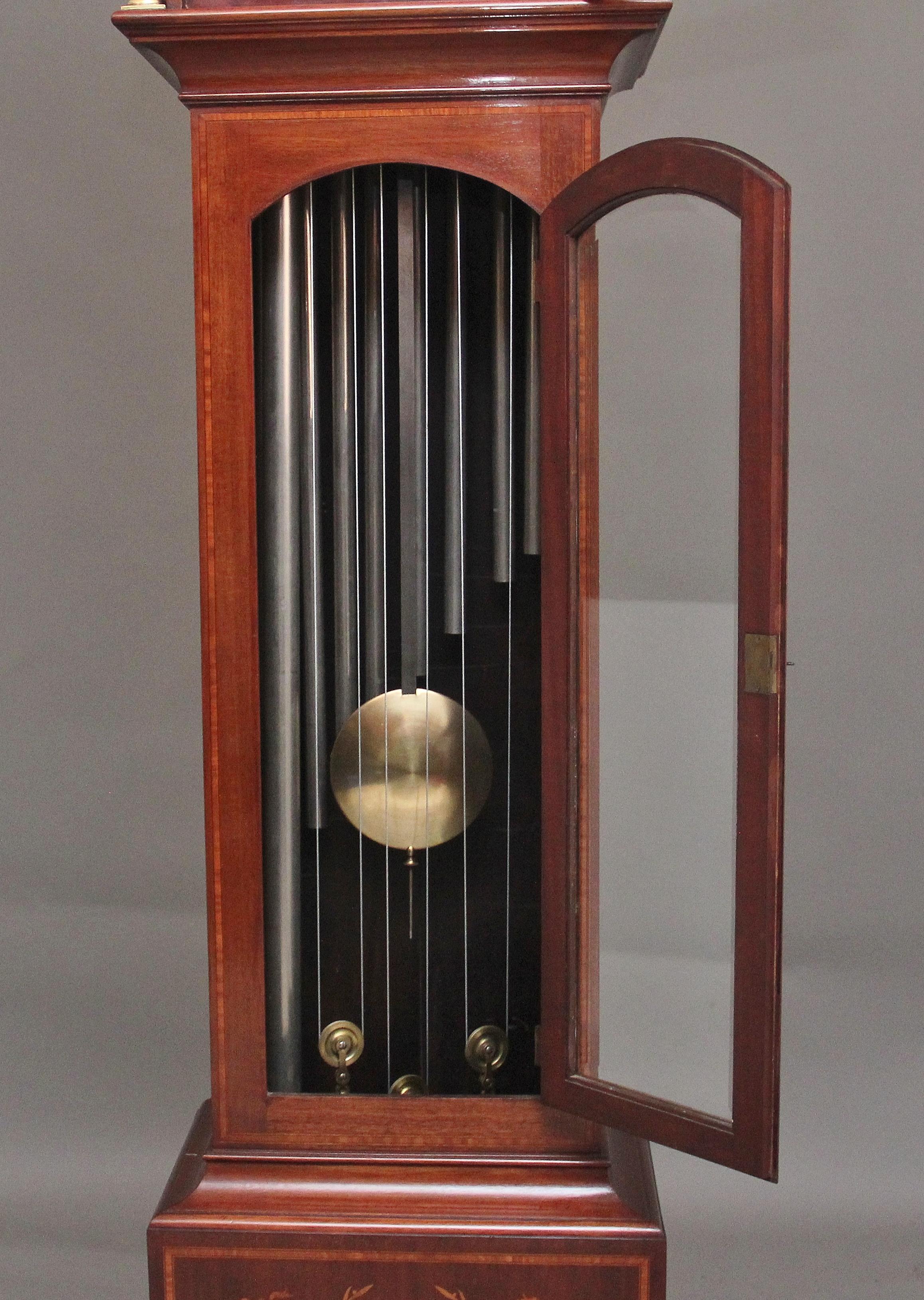 Édouardien Horloge musicale de salon en acajou marqueté du début du 20e siècle en vente