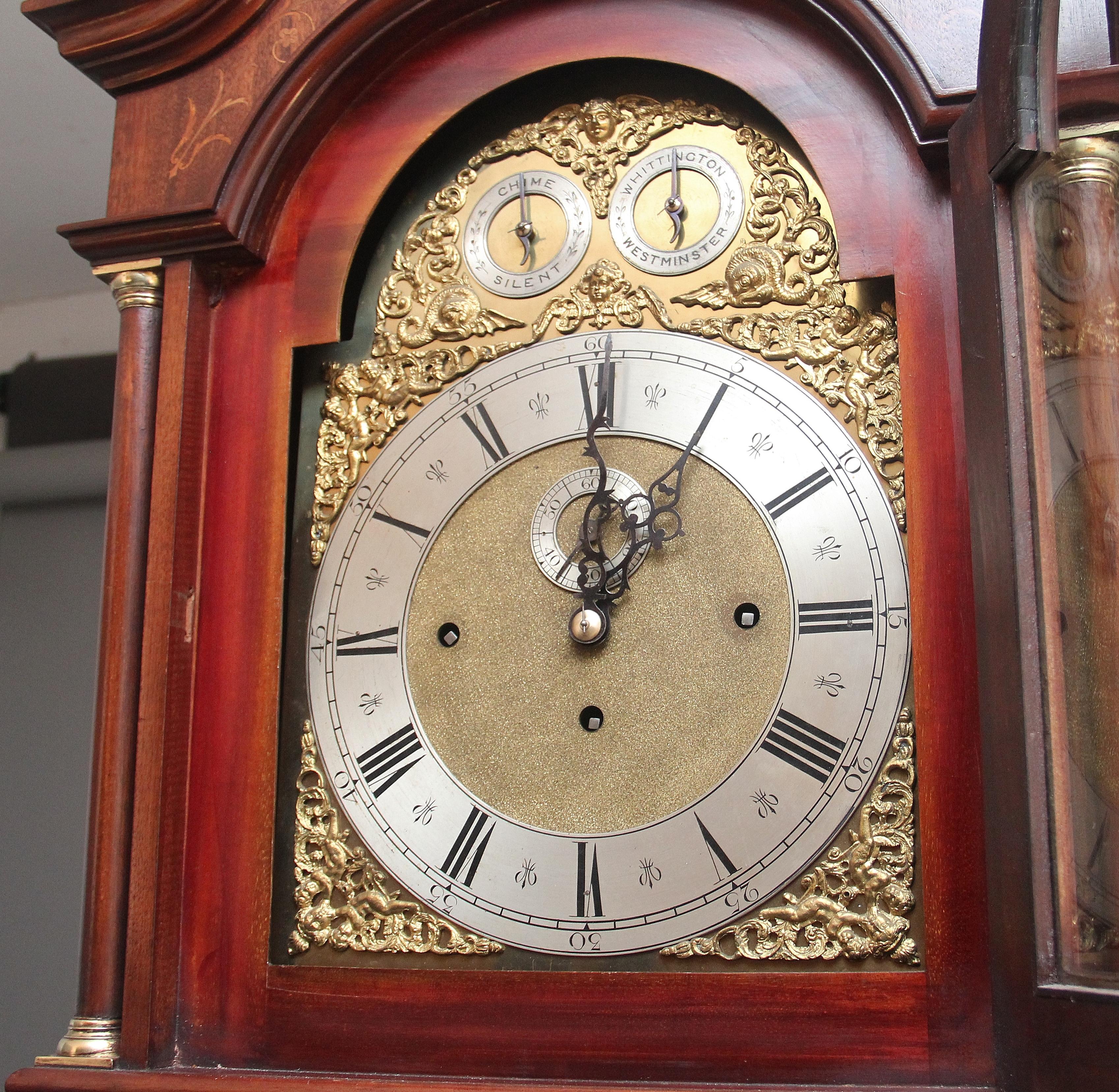 Britannique Horloge musicale de salon en acajou marqueté du début du 20e siècle en vente