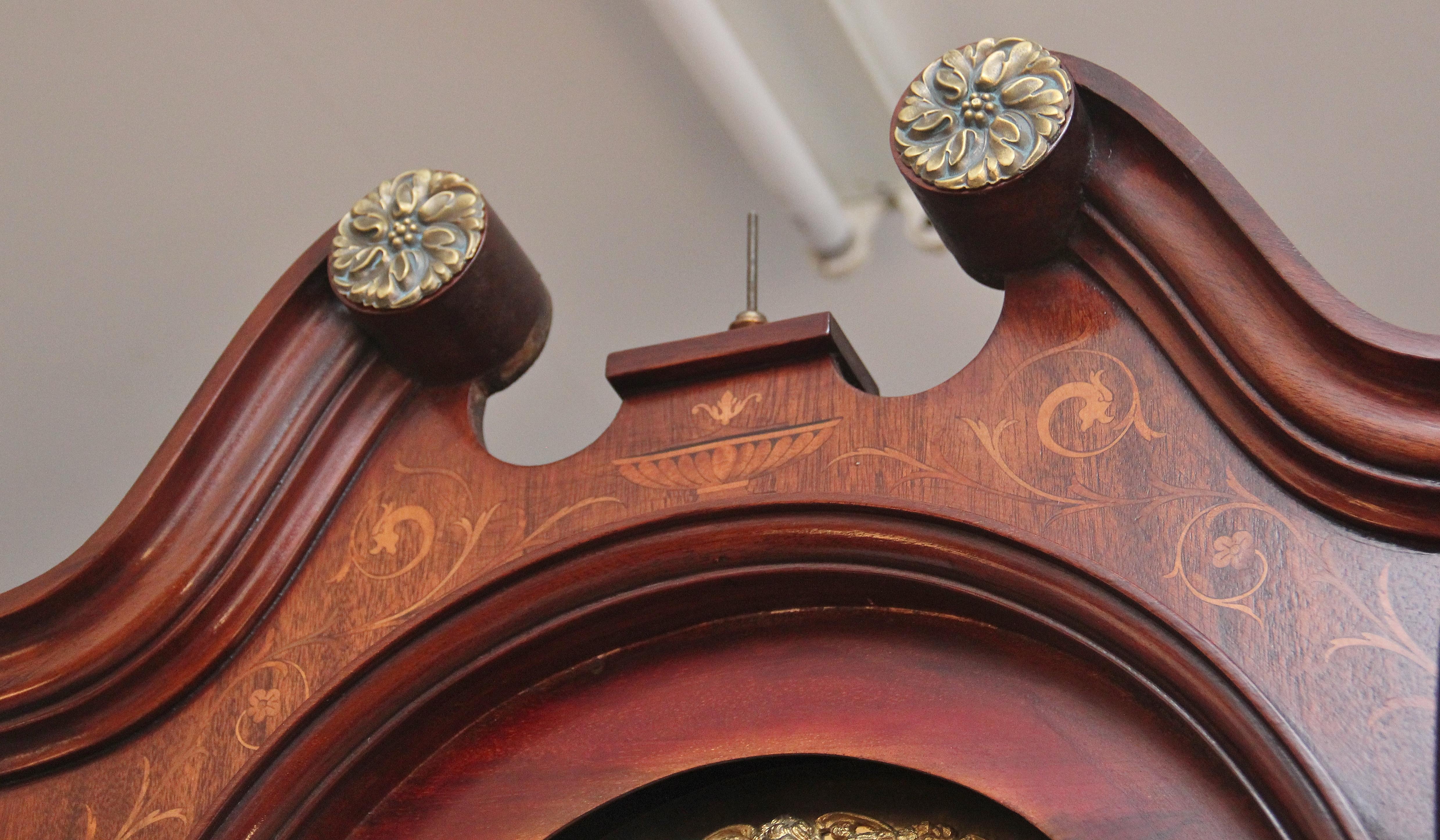 Acajou Horloge musicale de salon en acajou marqueté du début du 20e siècle en vente