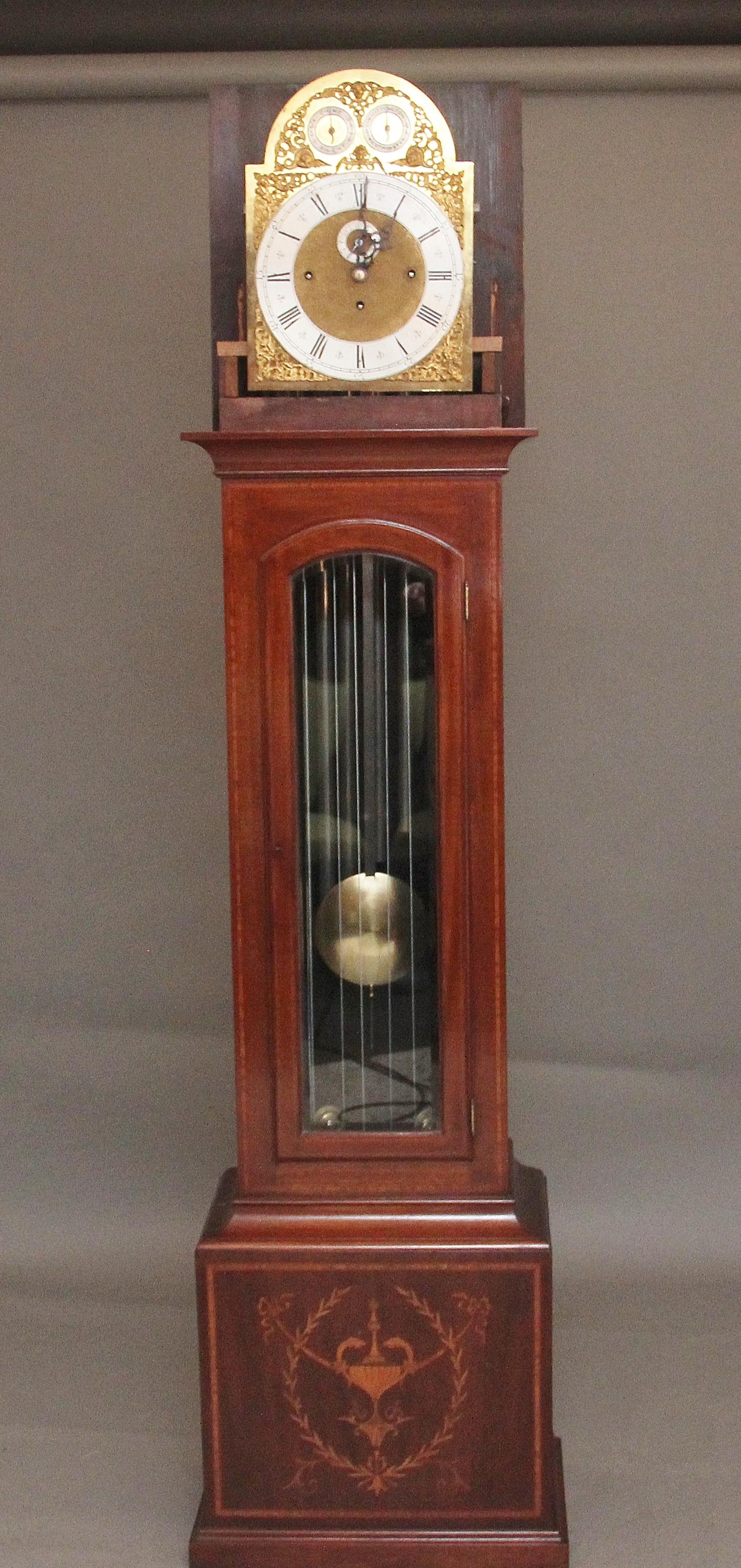 Horloge musicale de salon en acajou marqueté du début du 20e siècle en vente 2