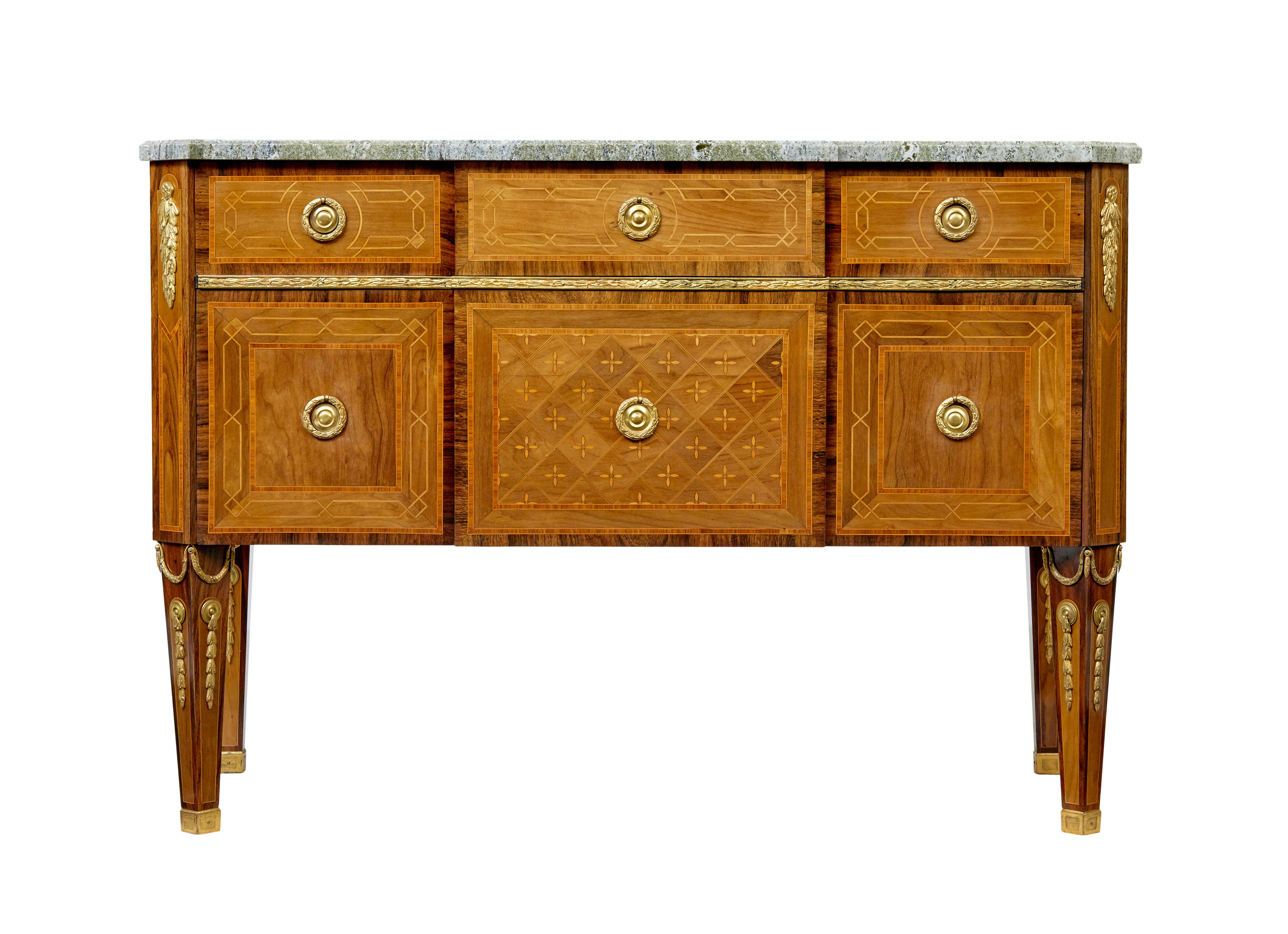 Commodo in noce intarsiato con piano in marmo del 1910 circa proveniente da Stoccolma, Svezia.

Piano in marmo verde e grigio con bordo modellato e angoli inclinati, sedute, rimovibile sul corpo principale.

Dotato di 2 cassetti, 1 basso e 1