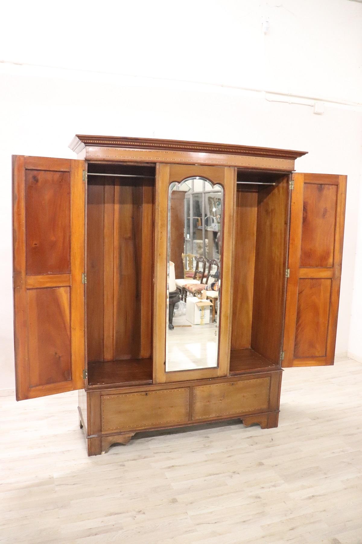 Early 20th Century Inlaid Walnut Wardrobe or Armoire with Mirror In Good Condition In Casale Monferrato, IT