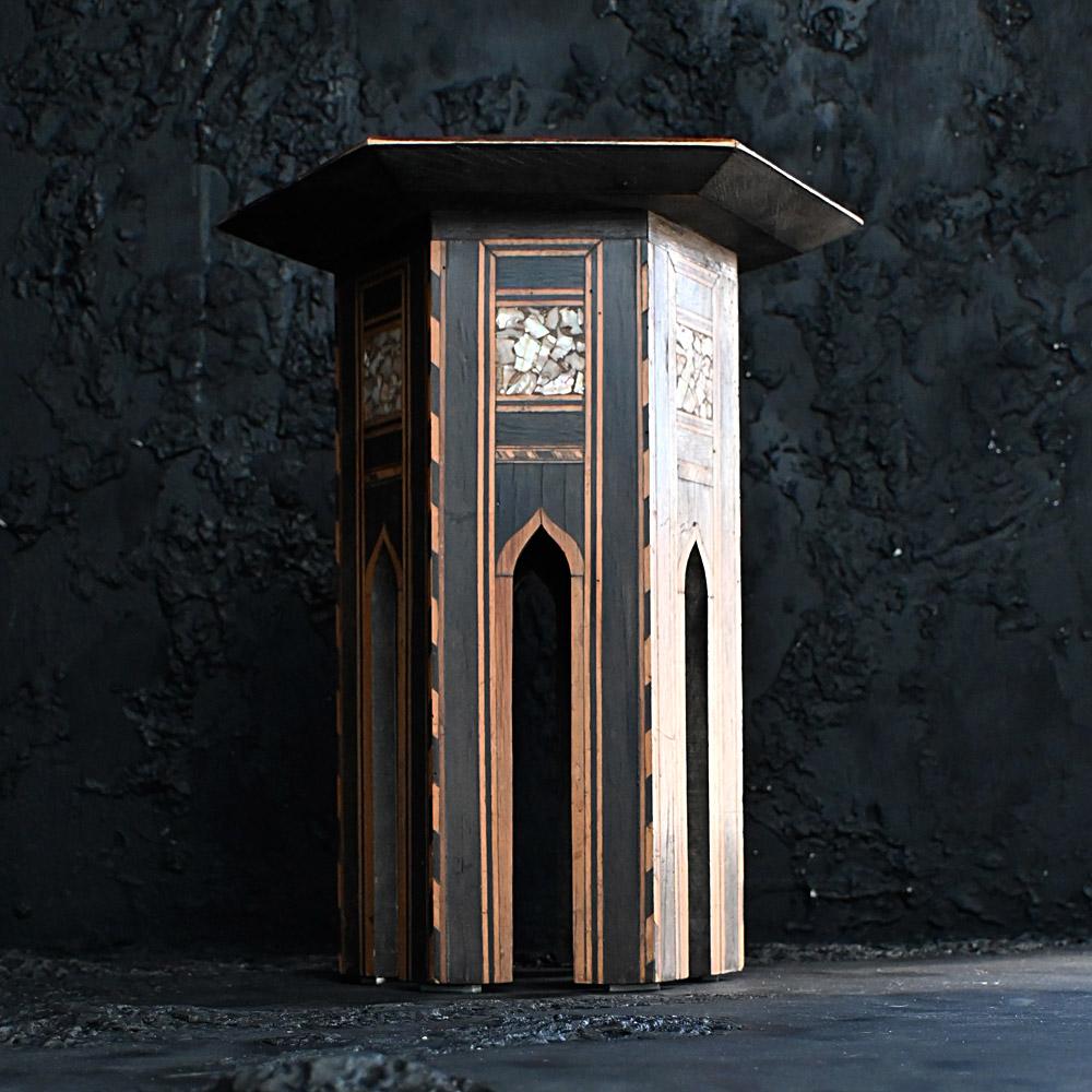 Fait main Début du 20e siècle, The Pedestal en marqueterie syrienne  en vente