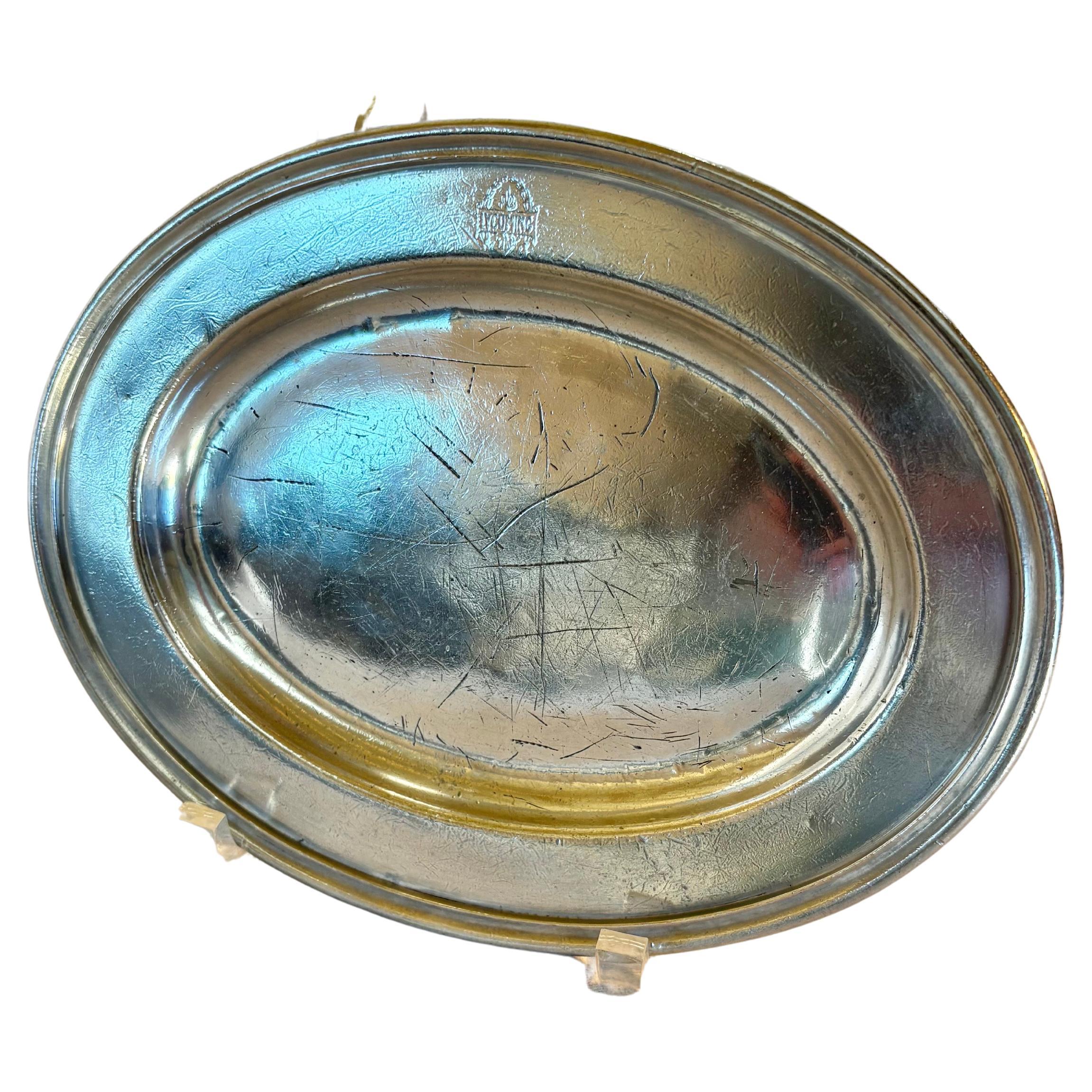 Dieses frühe 20. Jahrhundert International Silver Co Lycoming Hotel Silverplate Platter wurde in den frühen 1900er Jahren gefertigt. Das Stück hat ein ovales Design mit Punzierungen auf der Vorder- und Unterseite. Ein Emblem mit der Aufschrift