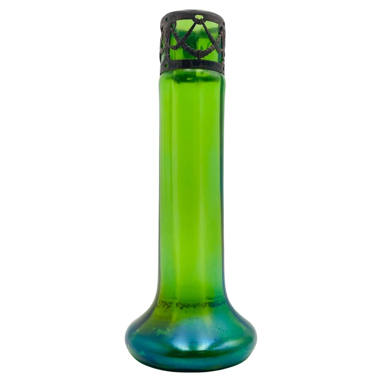 Vase en verre vert irisé du début du 20e siècle avec insert métallique décoratif en vente