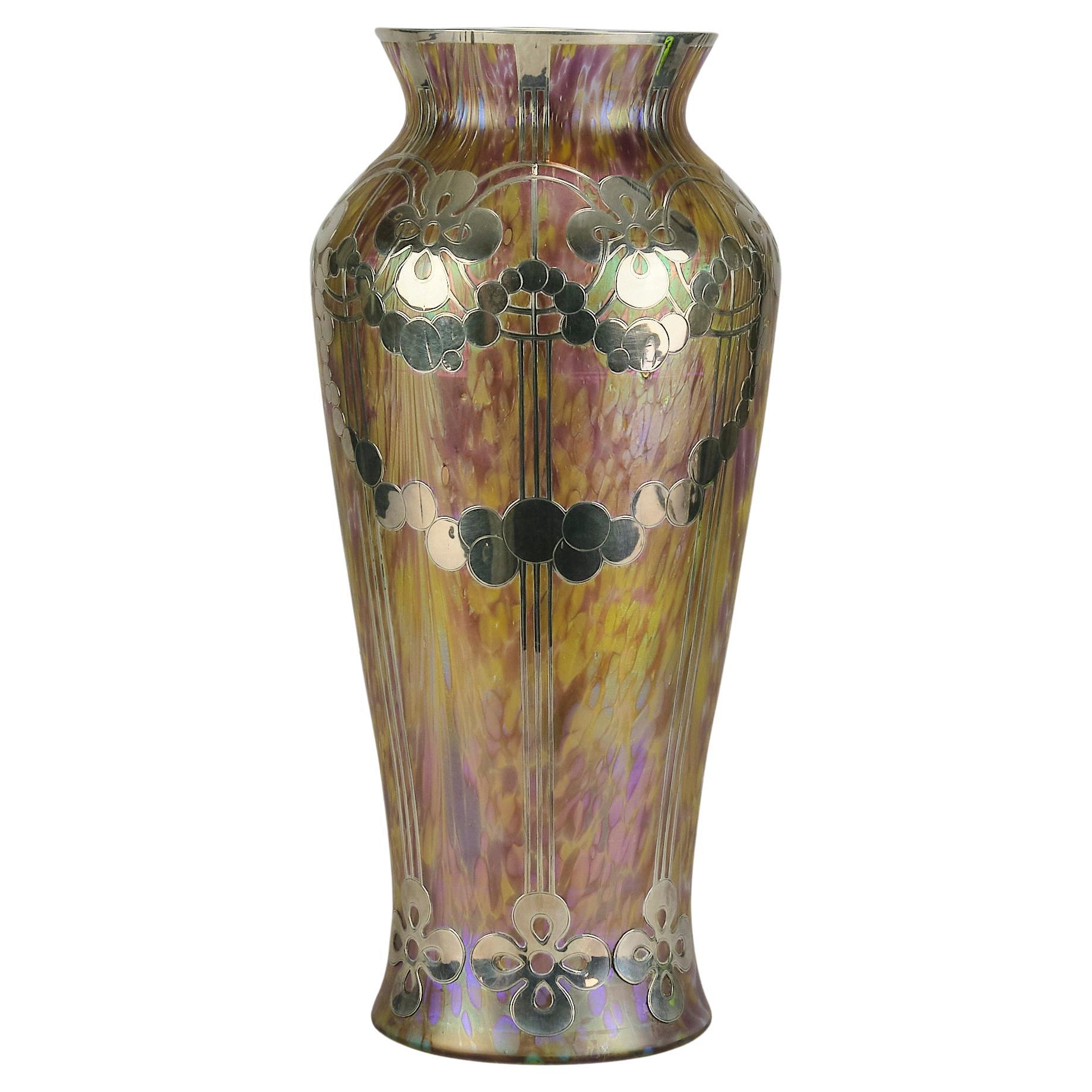 Frühes 20. Jahrhundert schillernde Secessionisten-Vase von Kralik Glass
