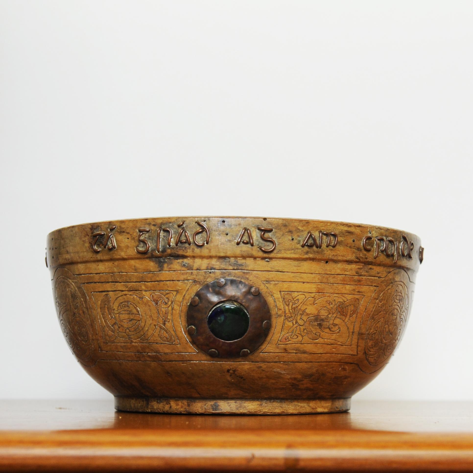 Early 20th Century Irish Arts and Crafts Turned Treen Celtic Bowl, 1910 In Good Condition For Sale In Chesham, GB