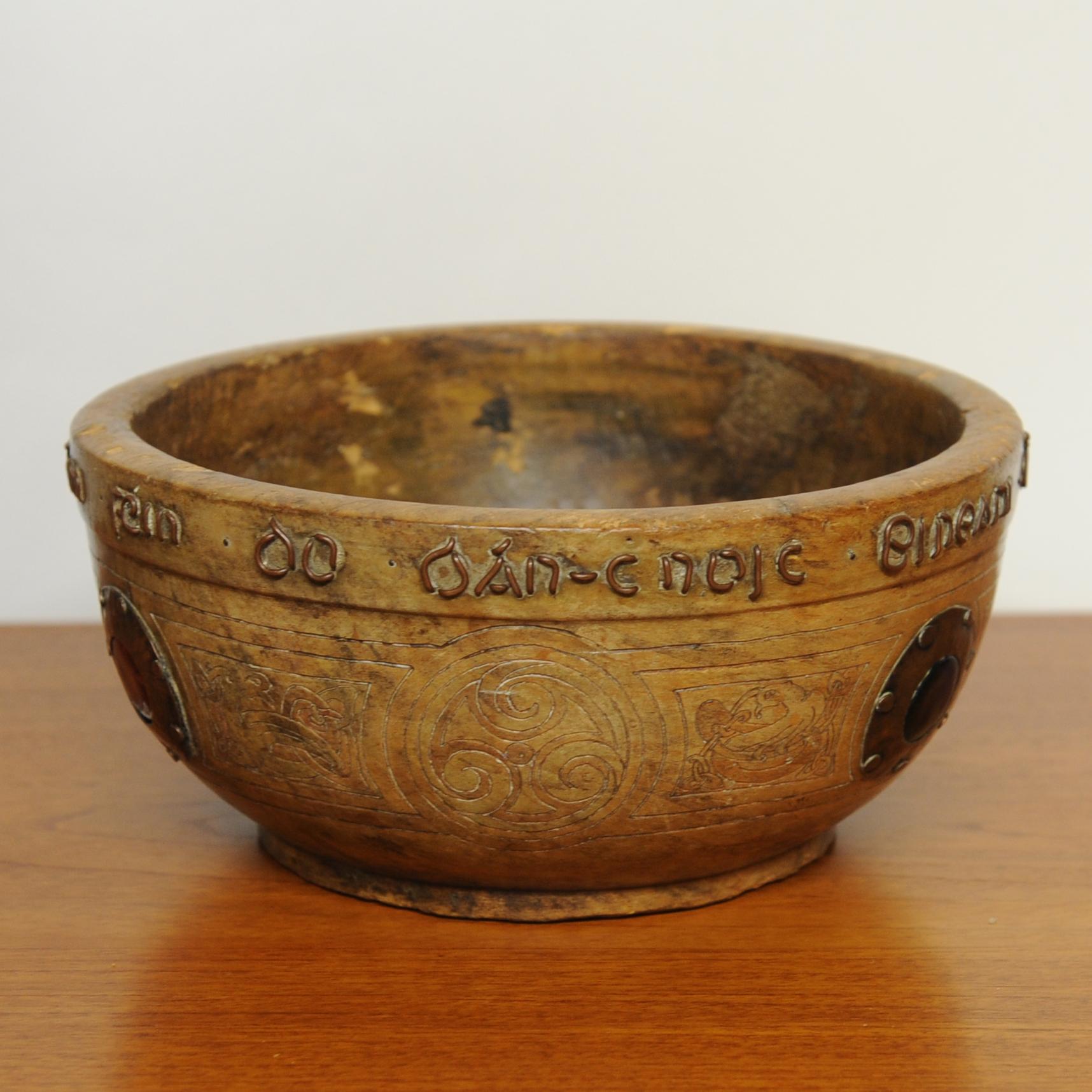 Early 20th Century Irish Arts and Crafts Turned Treen Celtic Bowl, 1910 For Sale 4