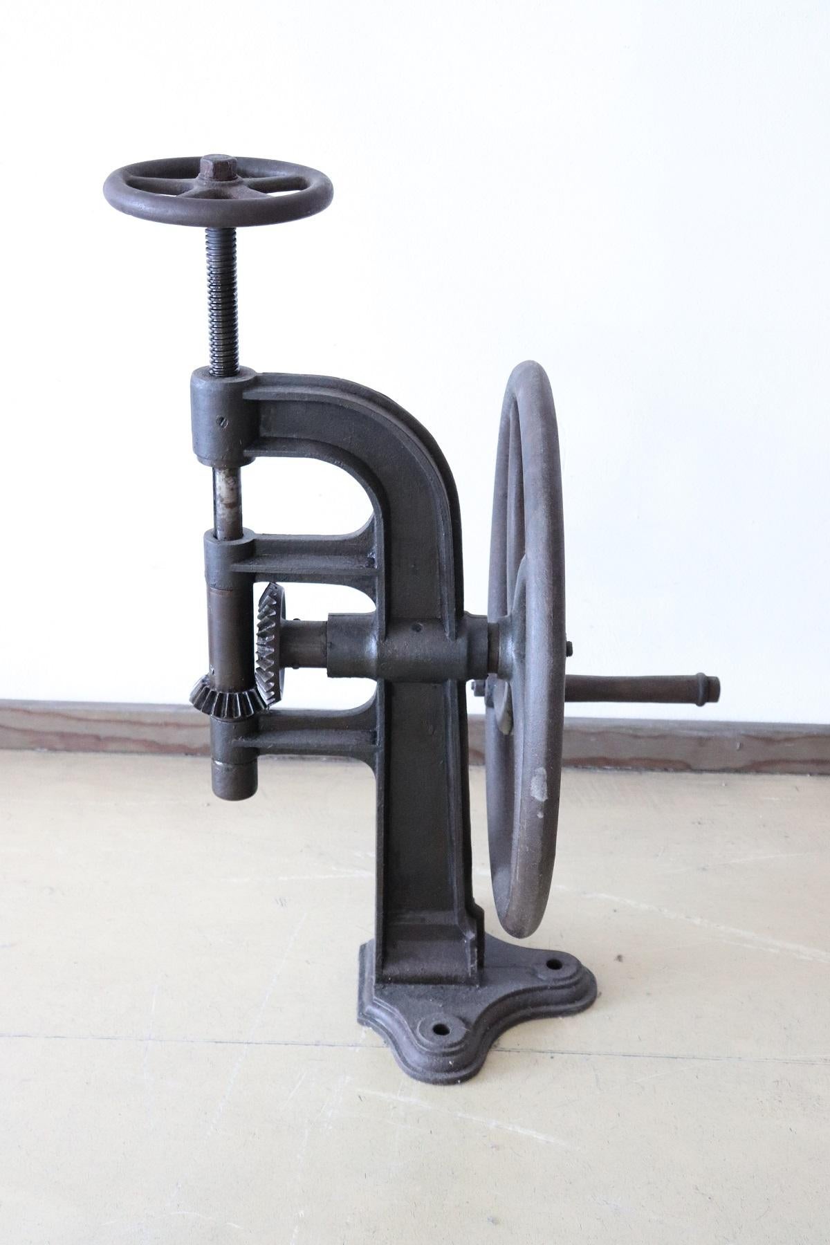 Early 20th Century Iron Industrial Drill In Good Condition For Sale In Casale Monferrato, IT
