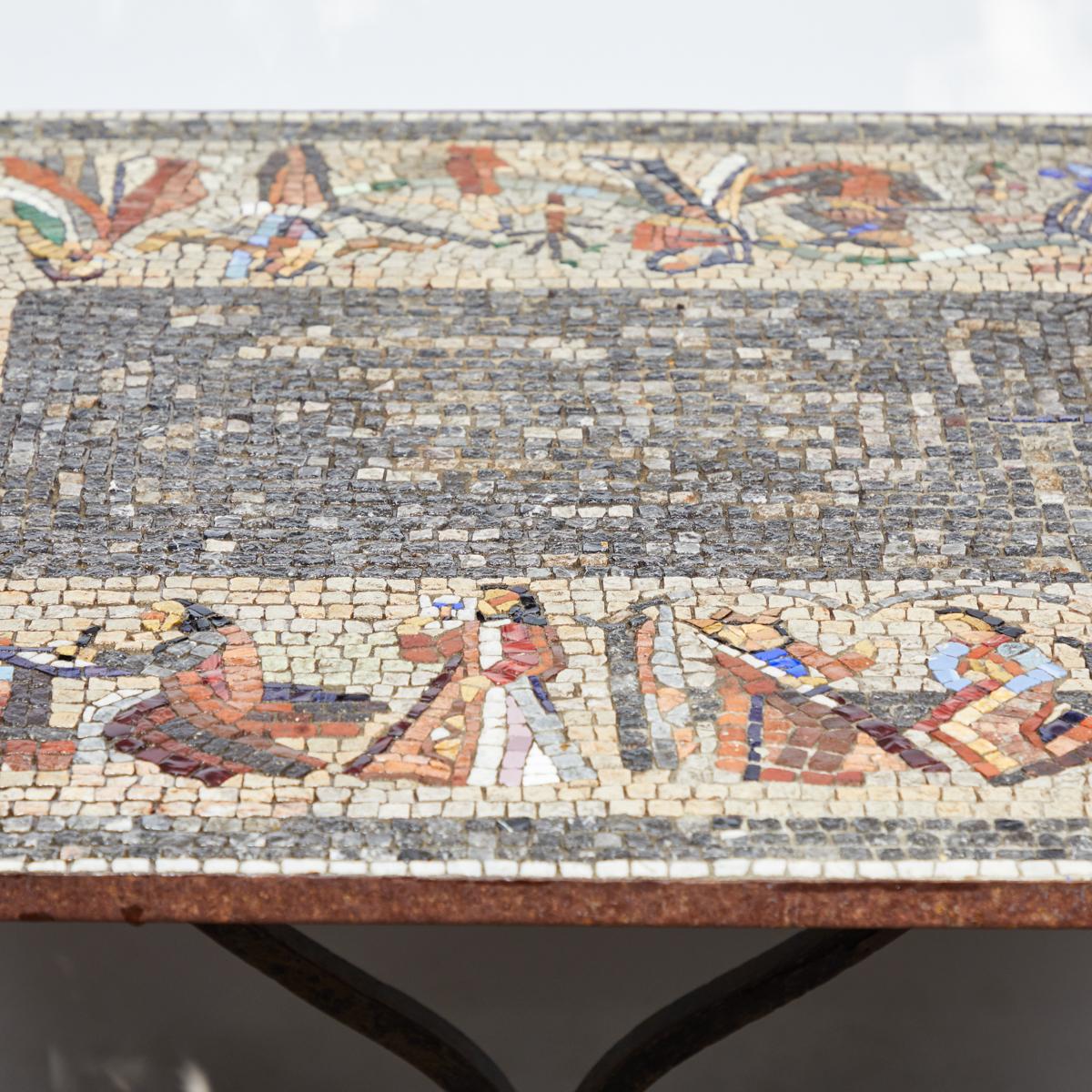 Eisentisch mit Mosaiksteinplatte aus England aus dem frühen 20. Jahrhundert (Englisch) im Angebot