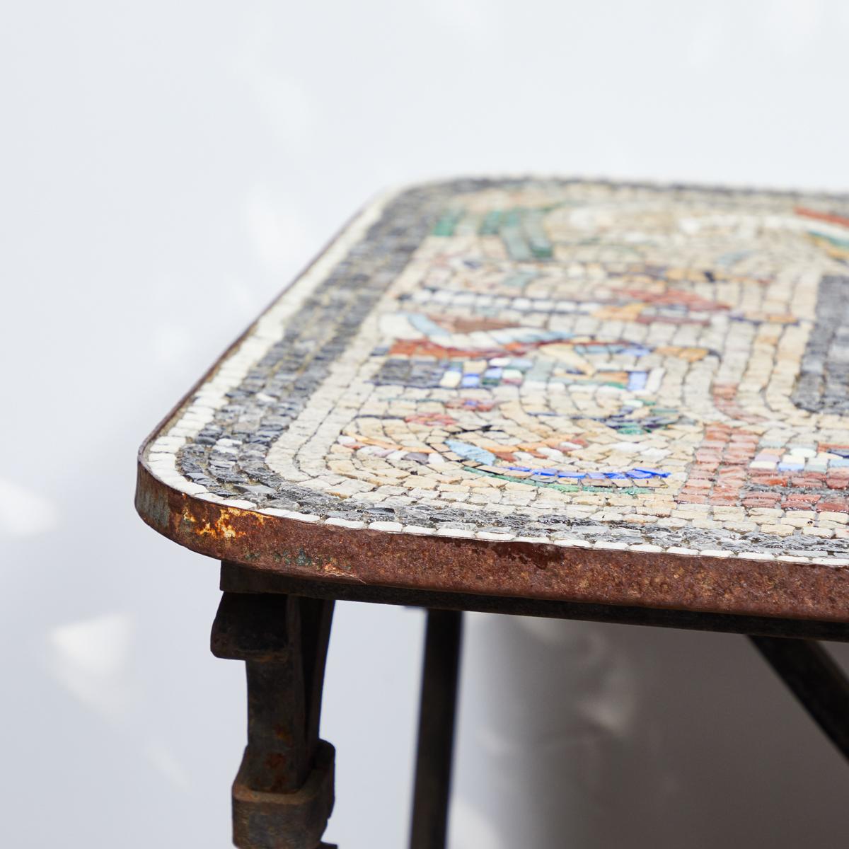 Mosaïque Table en fer du début du XXe siècle avec plateau en pierre de mosaïque provenant d'Angleterre en vente