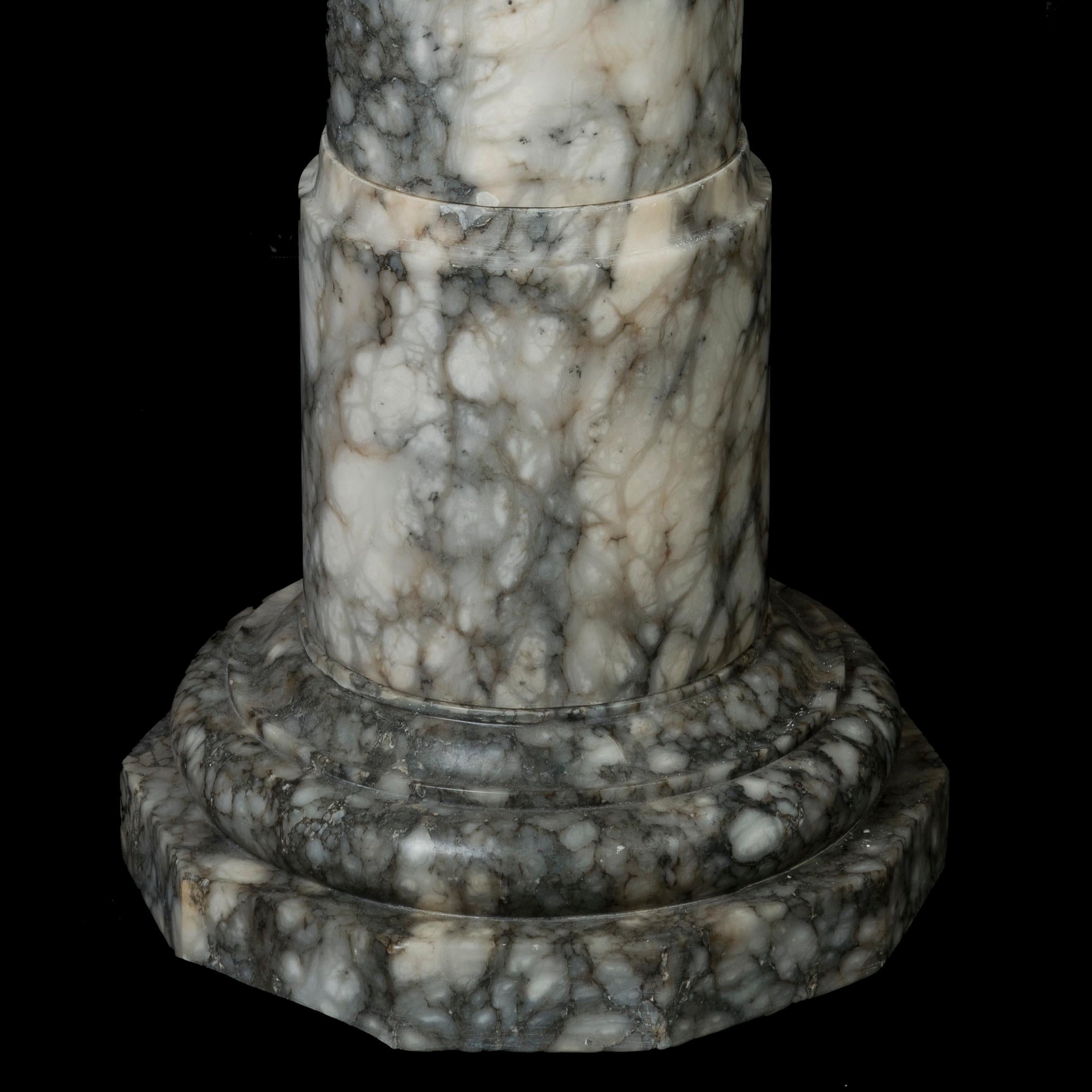 Lampada da terra italiana in alabastro intagliato dei primi del Novecento in vendita 6